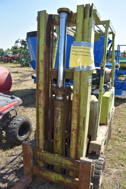 Clark C300-40 Fork Lift, 3 Stage Mast,  3500lbs Lift, LP Gas, Pneumatic Tires