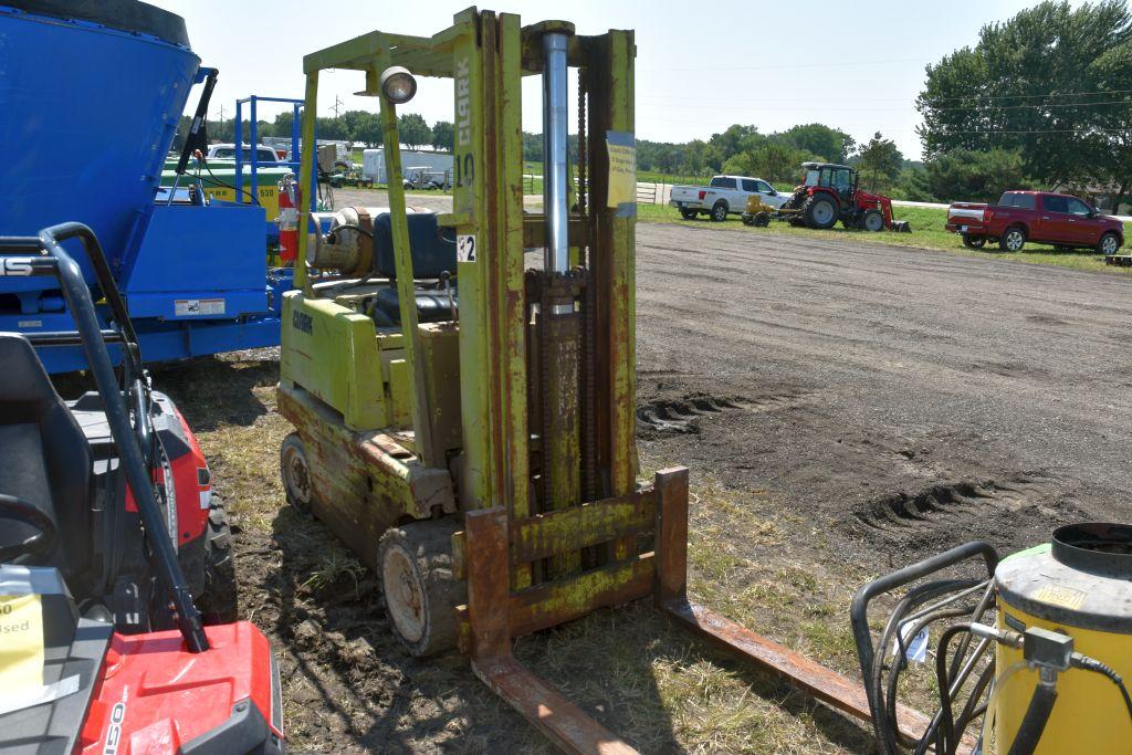 Clark C300-40 Fork Lift, 3 Stage Mast,  3500lbs Lift, LP Gas, Pneumatic Tires