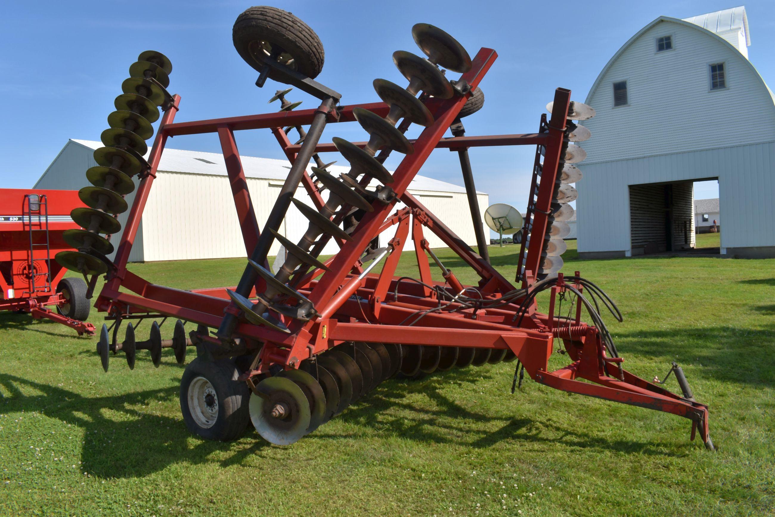 IHC 490 Disc 28.5’, 9” Spacings, 19" Blades, Hydraulic Lift And Fold