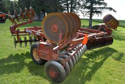 Kewanee 750 Tandem Disc, 19.5', Manual Fold Wings, Rock Flex, 20" Blades, Hydraulic Lift