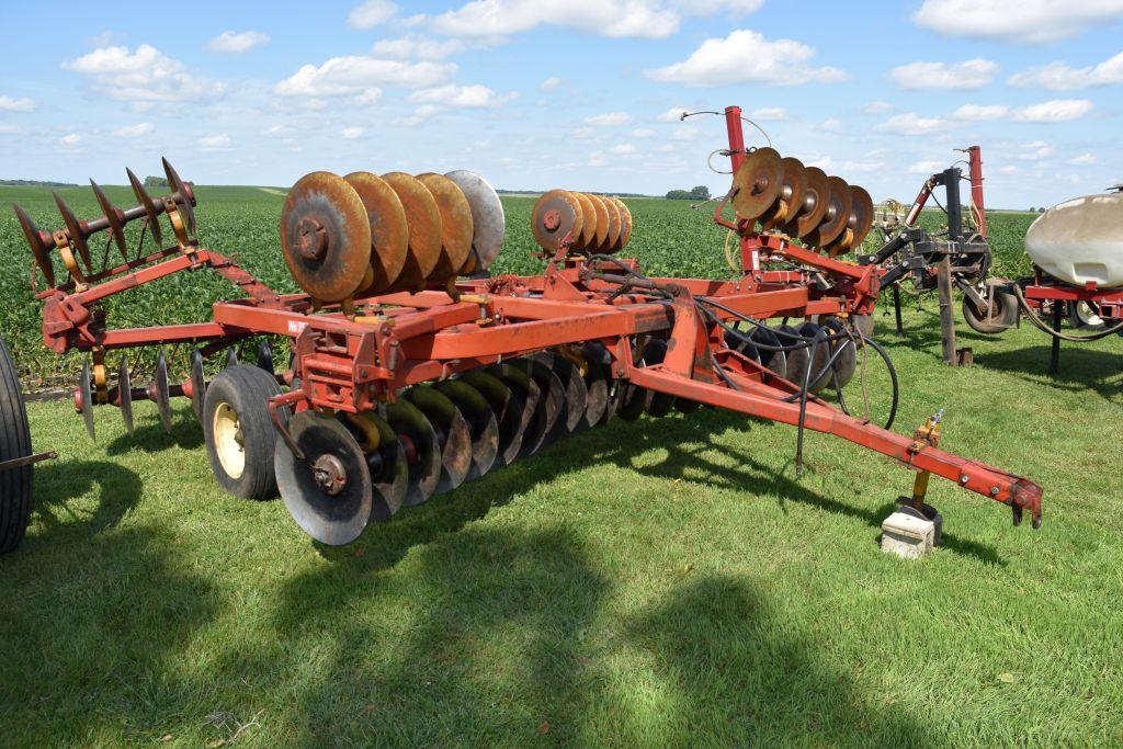 Kewanee 750 Tandem Disc, 19.5', Manual Fold Wings, Rock Flex, 20" Blades, Hydraulic Lift