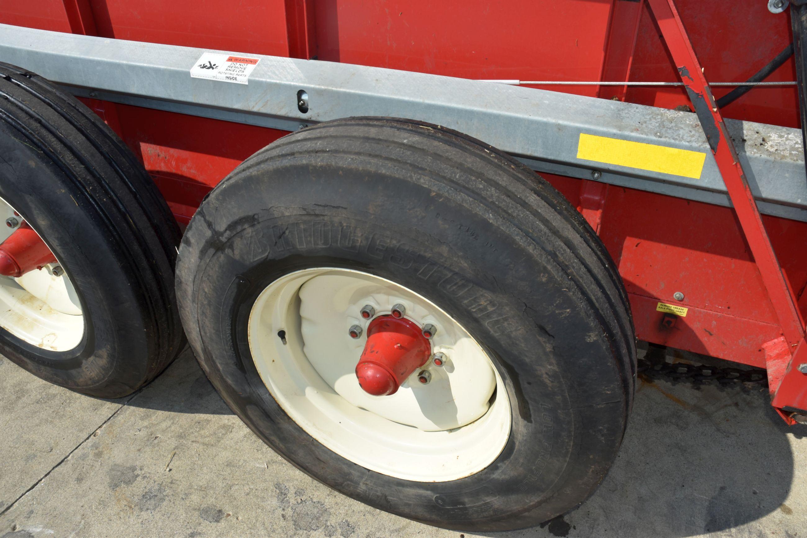 2010 H&S 370 Heavy Duty Tandem Axle Manure Spreader, 540 PTO, Poly Floor & Sides, Slop Gate, Dual