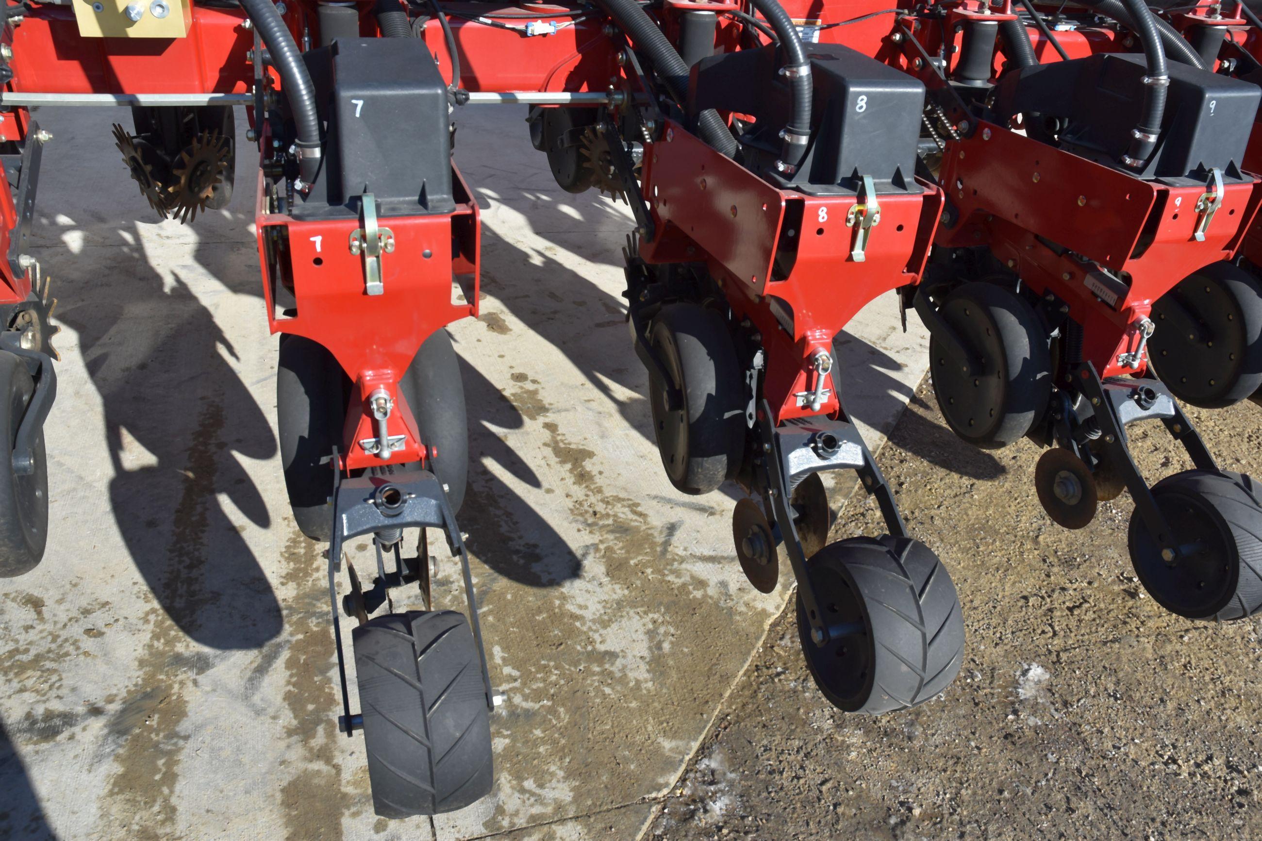 2011 Case IH 1250 Early Riser Planter 24R30” Center Fill, Liquid Fertilizer, 500 Gallon Tank, John B