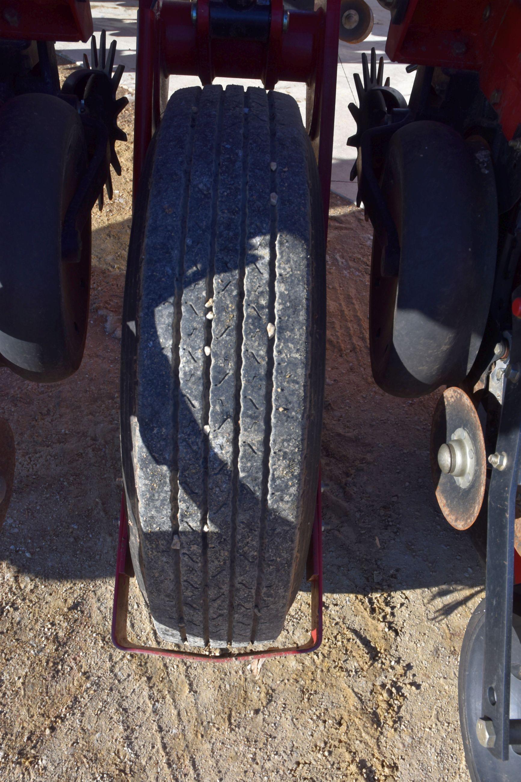 2011 Case IH 1250 Early Riser Planter 24R30” Center Fill, Liquid Fertilizer, 500 Gallon Tank, John B