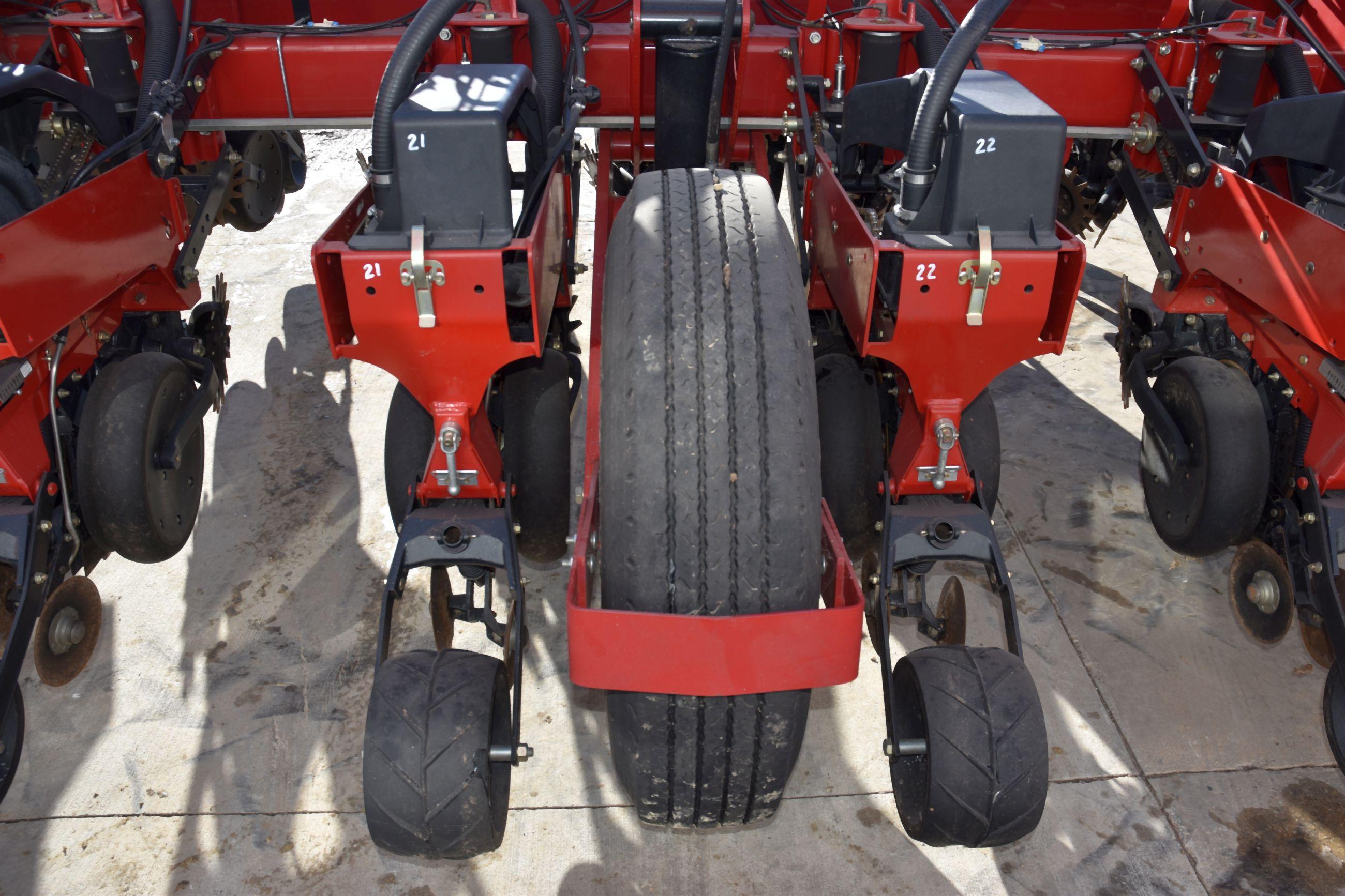 2011 Case IH 1250 Early Riser Planter 24R30” Center Fill, Liquid Fertilizer, 500 Gallon Tank, John B