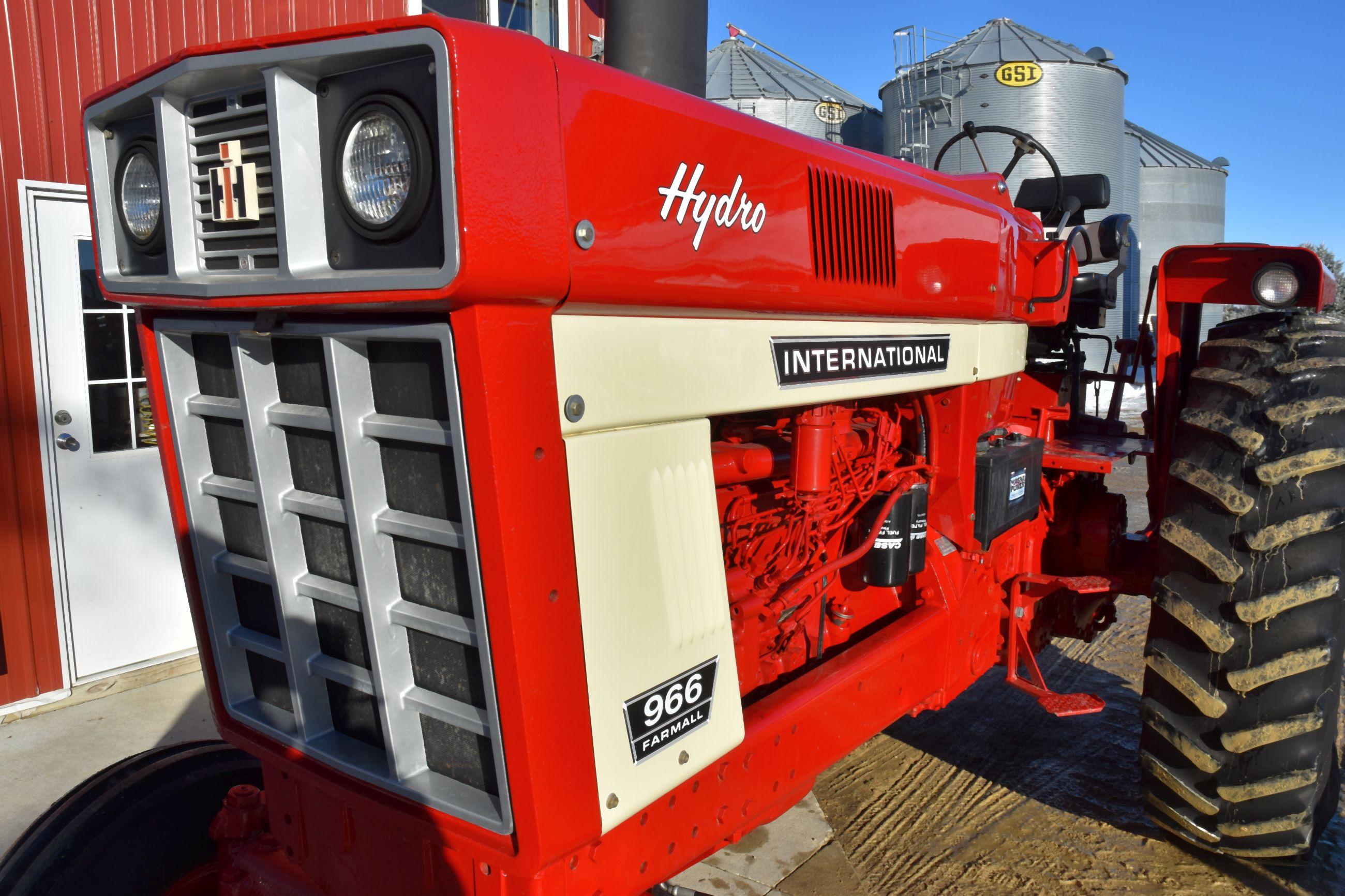 International 966 Hydro Tractor Open Station, Flat Top Fenders, Good Hydro, 3pt, 540/1000 PTO, 18.4x