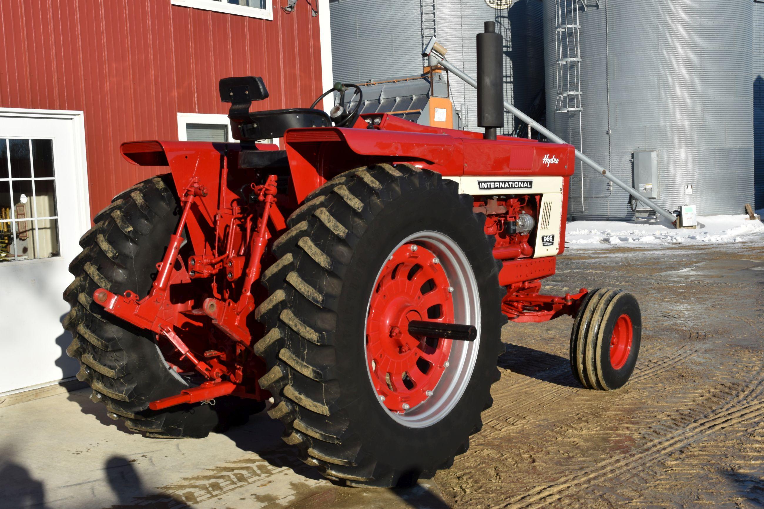 International 966 Hydro Tractor Open Station, Flat Top Fenders, Good Hydro, 3pt, 540/1000 PTO, 18.4x