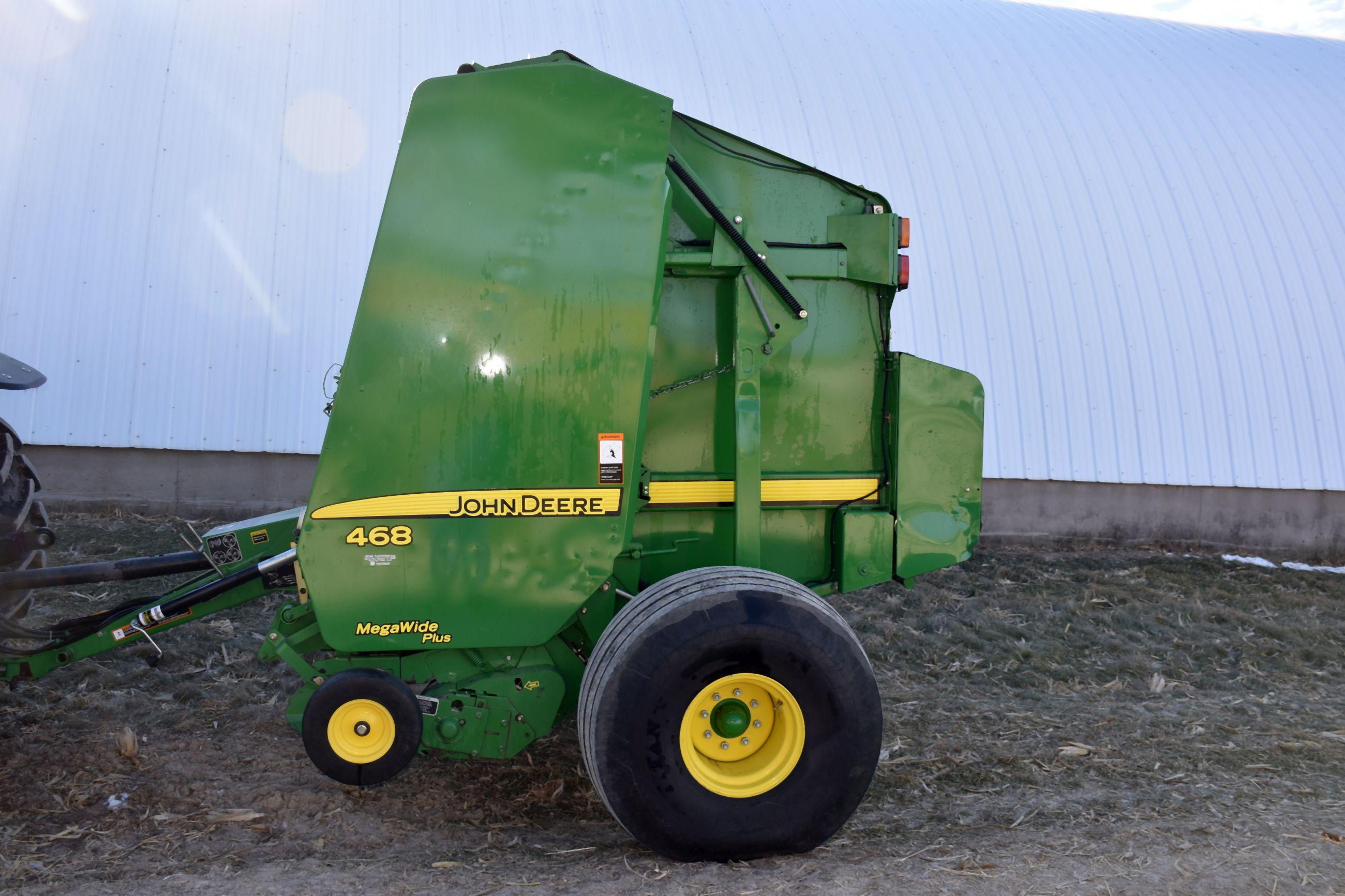 2010 John Deere 468 Mega Wide Plus Round Baler, 1000 PTO, Net Wrap, Cover Edge, Monitor, 4’ x 6’ Bal