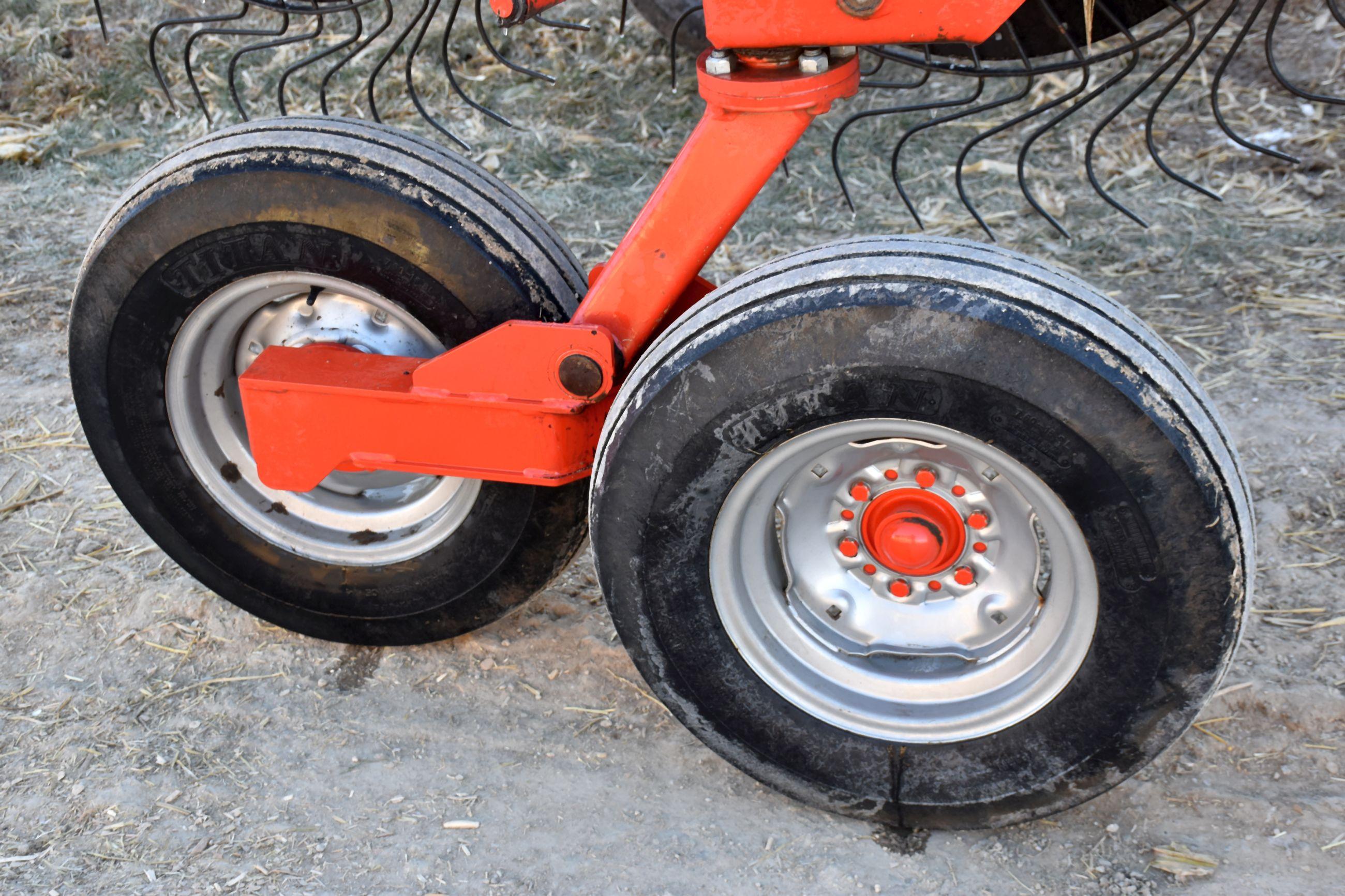 Kuhn SR 600 GII 16Wheel Speed Rake, 2 Center Kicker Wheels, Hydraulic Lift & Swing, Looks Like New,