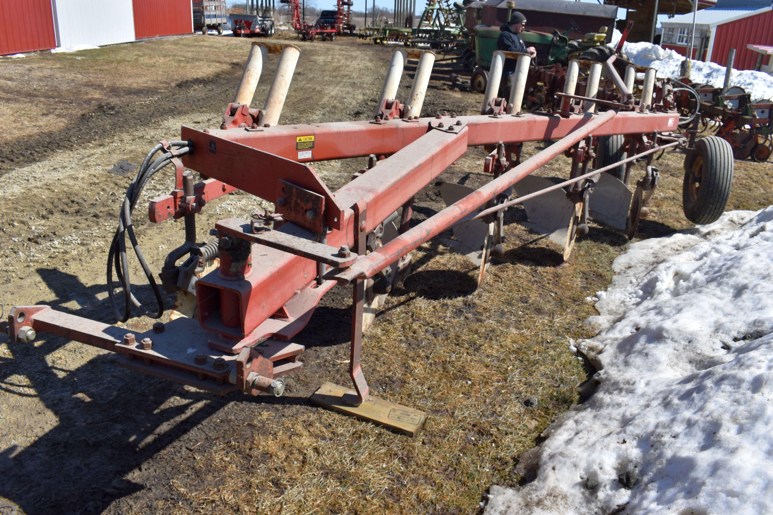 IHC 720 Plow, Auto Reset, 5 x 18s, 3pt, Coulters, New Hyd Hoses, All Ware Parts Are In Very Good Con