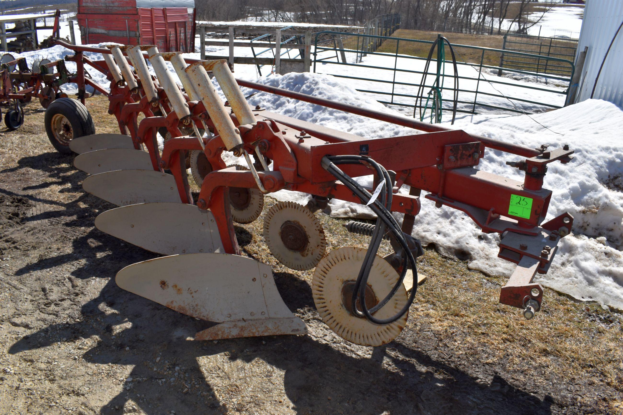 IHC 720 Plow, Auto Reset, 5 x 18s, 3pt, Coulters, New Hyd Hoses, All Ware Parts Are In Very Good Con