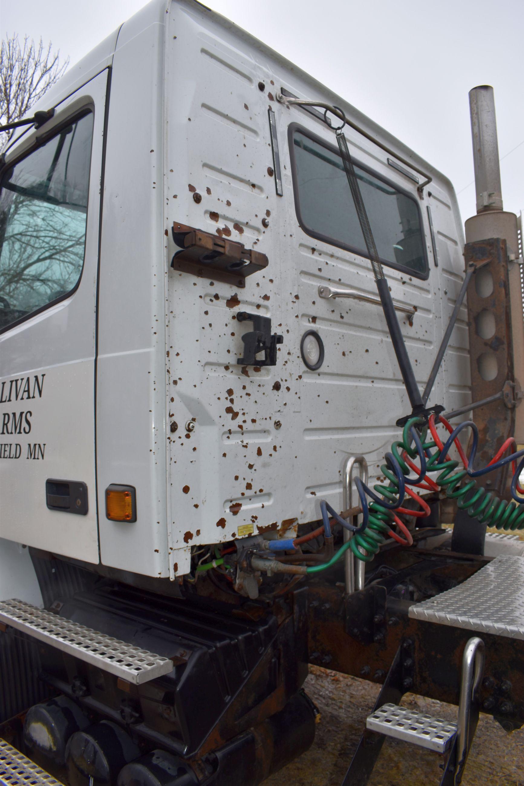 2001 Volvo Day Cab Semi Trailer, Tandem, ISM 11 Cummins Diesel 370HP, 10 Speed Transmission, Diff. L