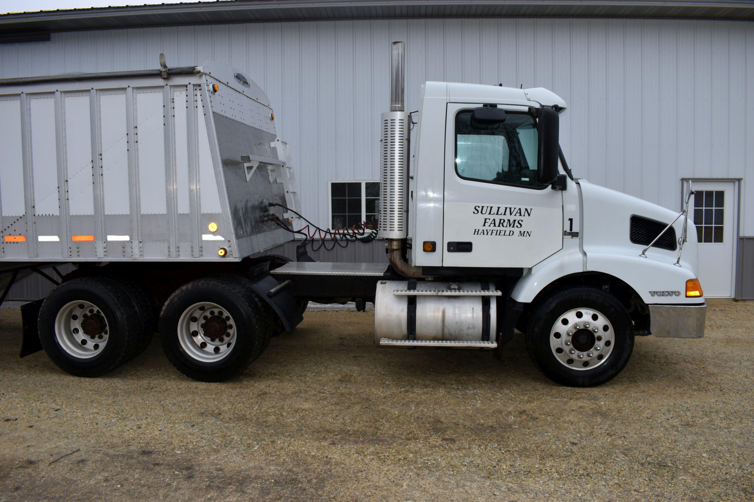 2001 Volvo Day Cab Semi Trailer, Tandem, ISM 11 Cummins Diesel 370HP, 10 Speed Transmission, Diff. L