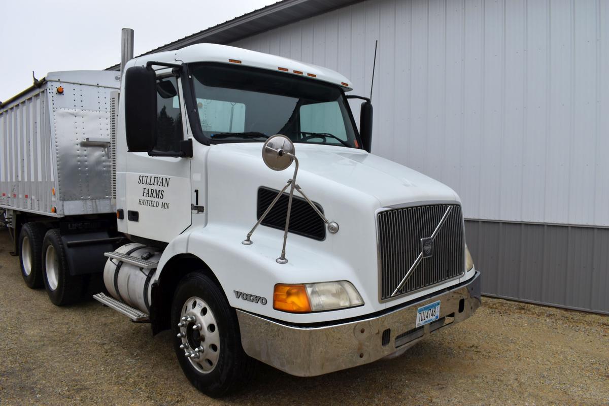 2001 Volvo Day Cab Semi Trailer, Tandem, ISM 11 Cummins Diesel 370HP, 10 Speed Transmission, Diff. L