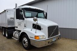 2001 Volvo Day Cab Semi Trailer, Tandem, ISM 11 Cummins Diesel 370HP, 10 Speed Transmission, Diff. L