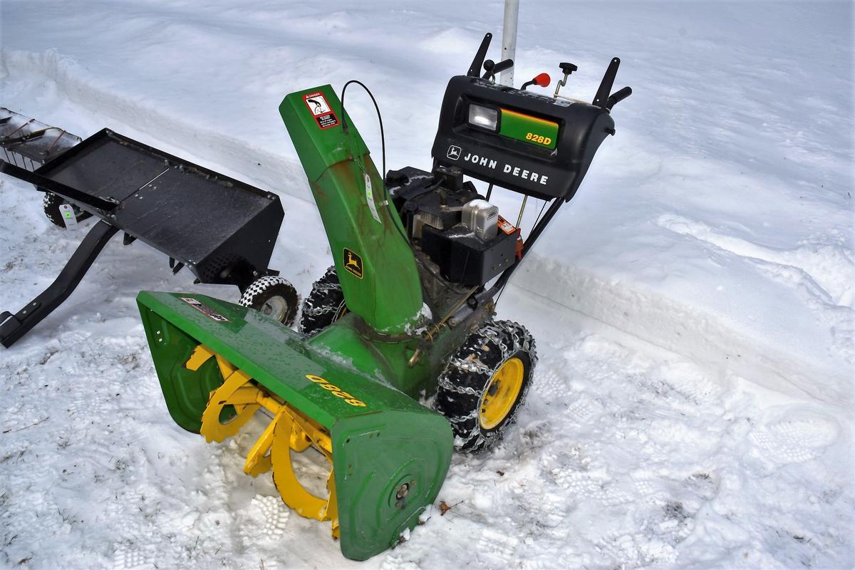 John Deere 828D Snowblower Electric Start, Tecumseh Motor, 28 inch, light , tire chains