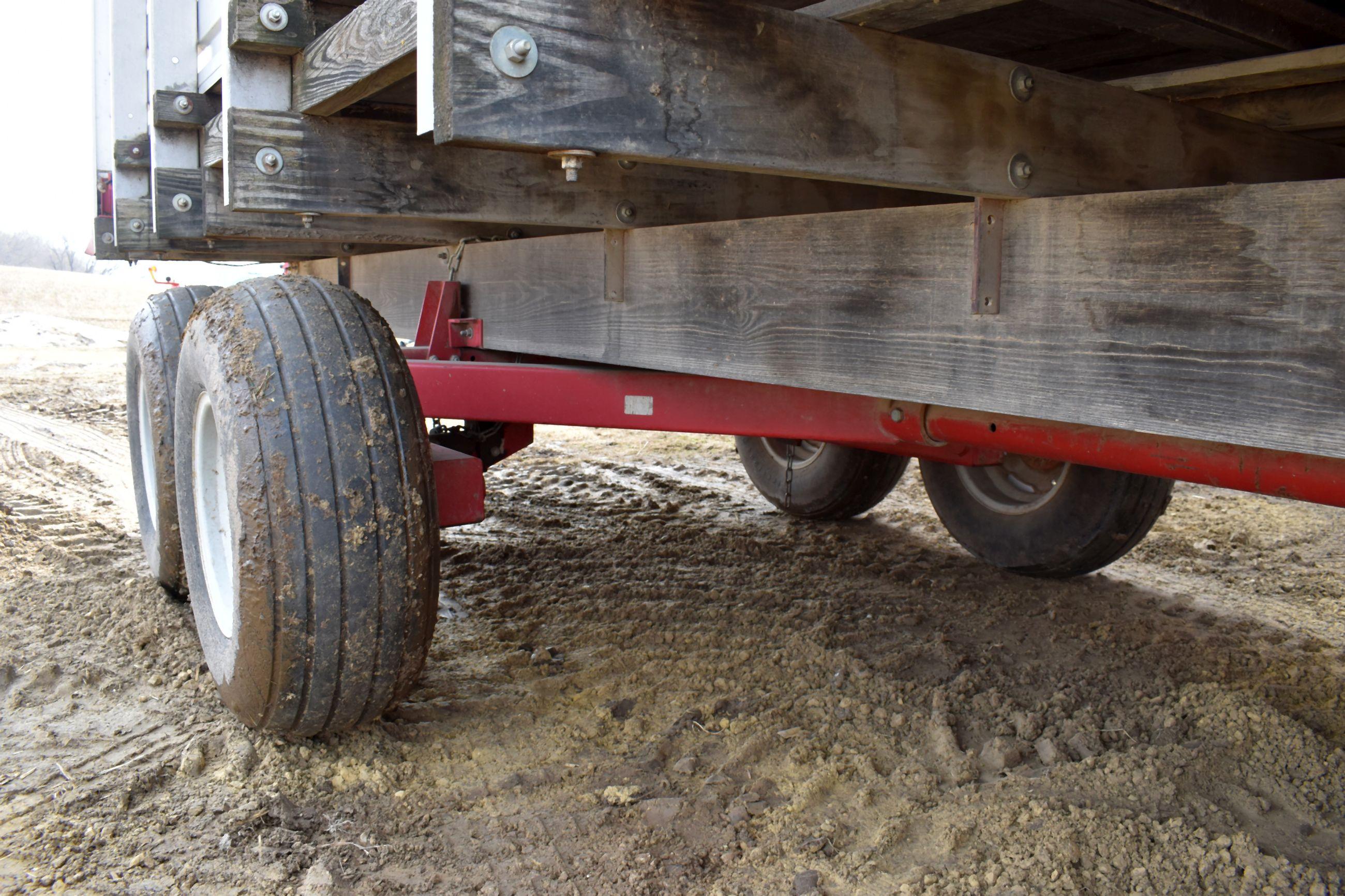 Gehl 980 18’ Forage Box, 3 Beater, Roof, 540PTO, 12.5x15 Tires, 12 Ton Tandem Running Gear, SN: 5264