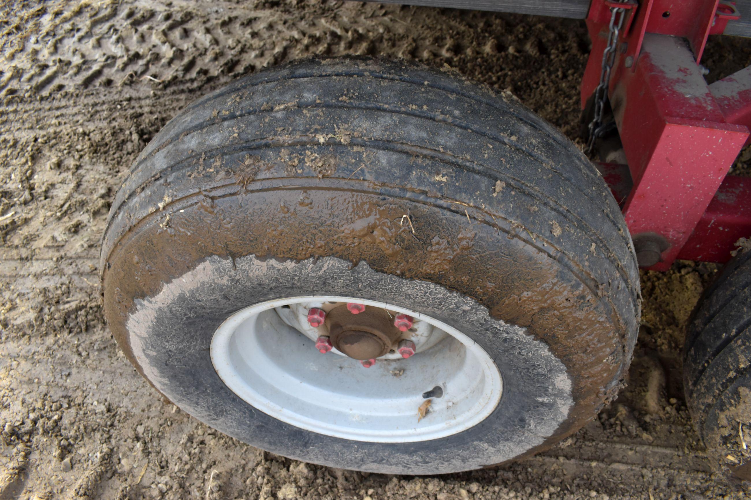 Gehl 980 18’ Forage Box, 3 Beater, Roof, 540PTO, 12.5x15 Tires, 12 Ton Tandem Running Gear, SN: 5264