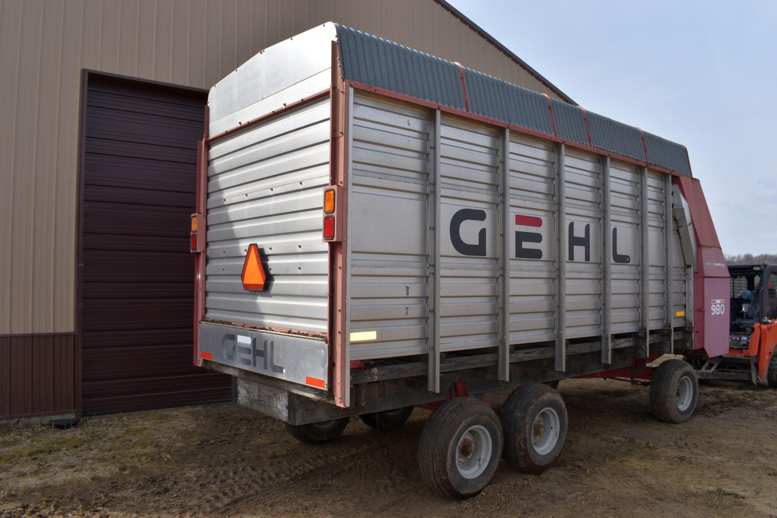 Gehl 980 18’ Forage Box, 3 Beater, Roof, 540PTO, 12.5x15 Tires, 12 Ton Tandem Running Gear, SN: 5264