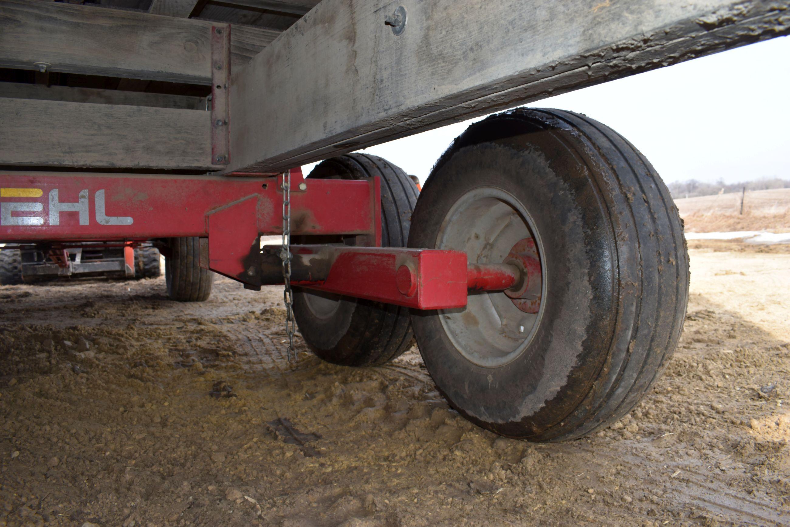 Gehl 980 18’ Forage Box, 3 Beater, Roof, 540PTO, 12.5x15 Tires, 12 Ton Tandem Running Gear, SN: 5264