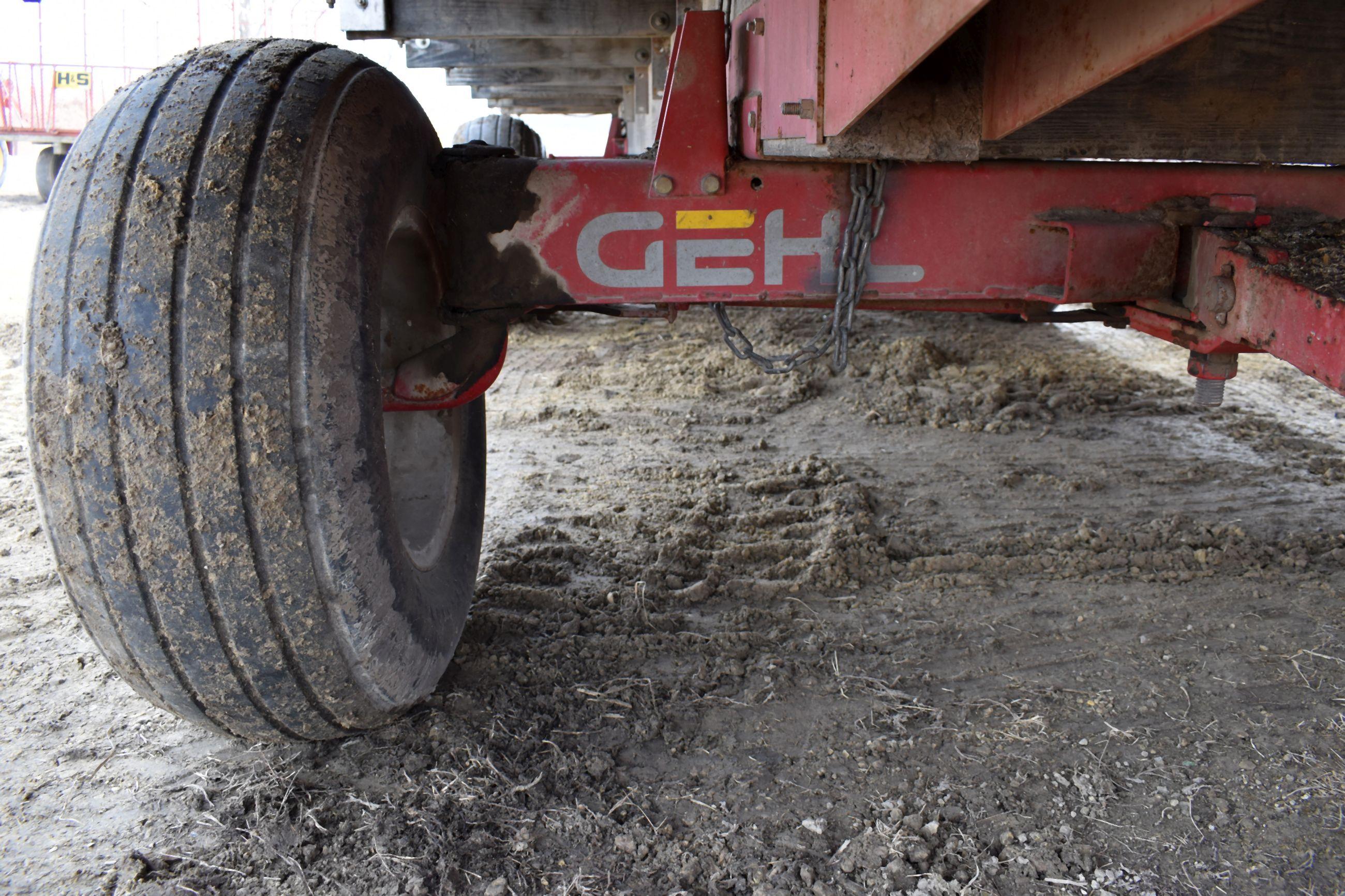 Gehl 980 18’ Forage Box, 3 Beater, Roof, 540PTO, 12.5x15 Tires, 12 Ton Tandem Running Gear, SN: 5264