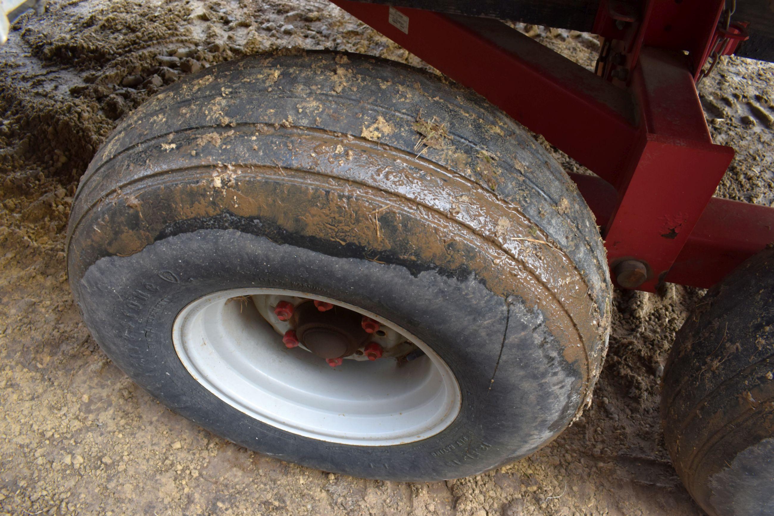 Gehl 980 18’ Forage Box, 3 Beater, Roof, 540PTO, 12.5x15 Tires, 12 Ton Tandem Running Gear, SN: 5264