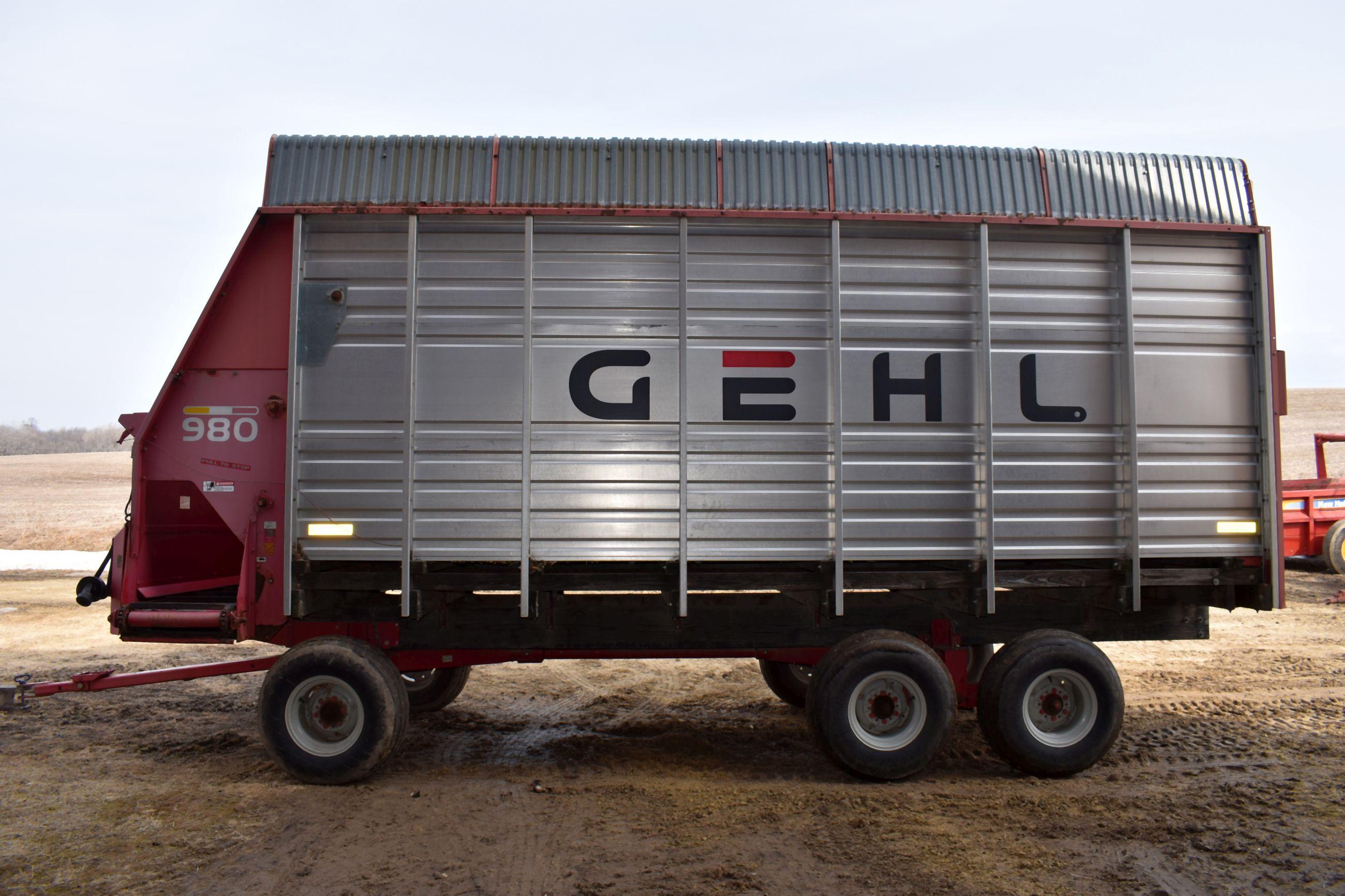 Gehl 980 18’ Forage Box, 3 Beater, Roof, 540PTO, 12.5x15 Tires, 12 Ton Tandem Running Gear, SN: 5264