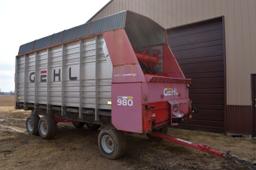 Gehl 980 18’ Forage Box, 3 Beater, Roof, 540PTO, 12.5x15 Tires, 12 Ton Tandem Running Gear, SN: 5264