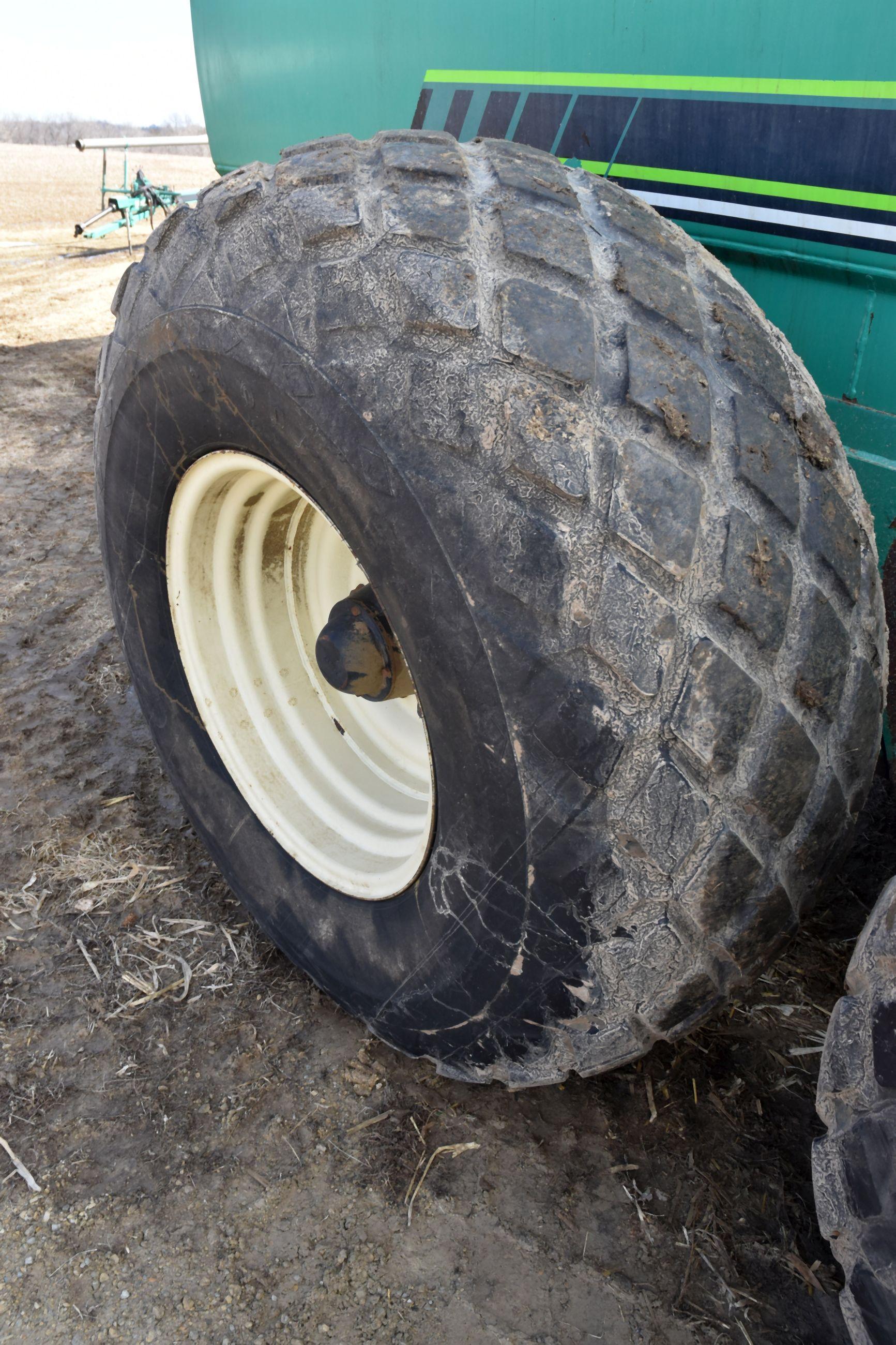 Houle Model EL-84-3000, 3,600 Gallon Manure Tank, 23.1x26 Diamond Tread Tires, Tandem Axle