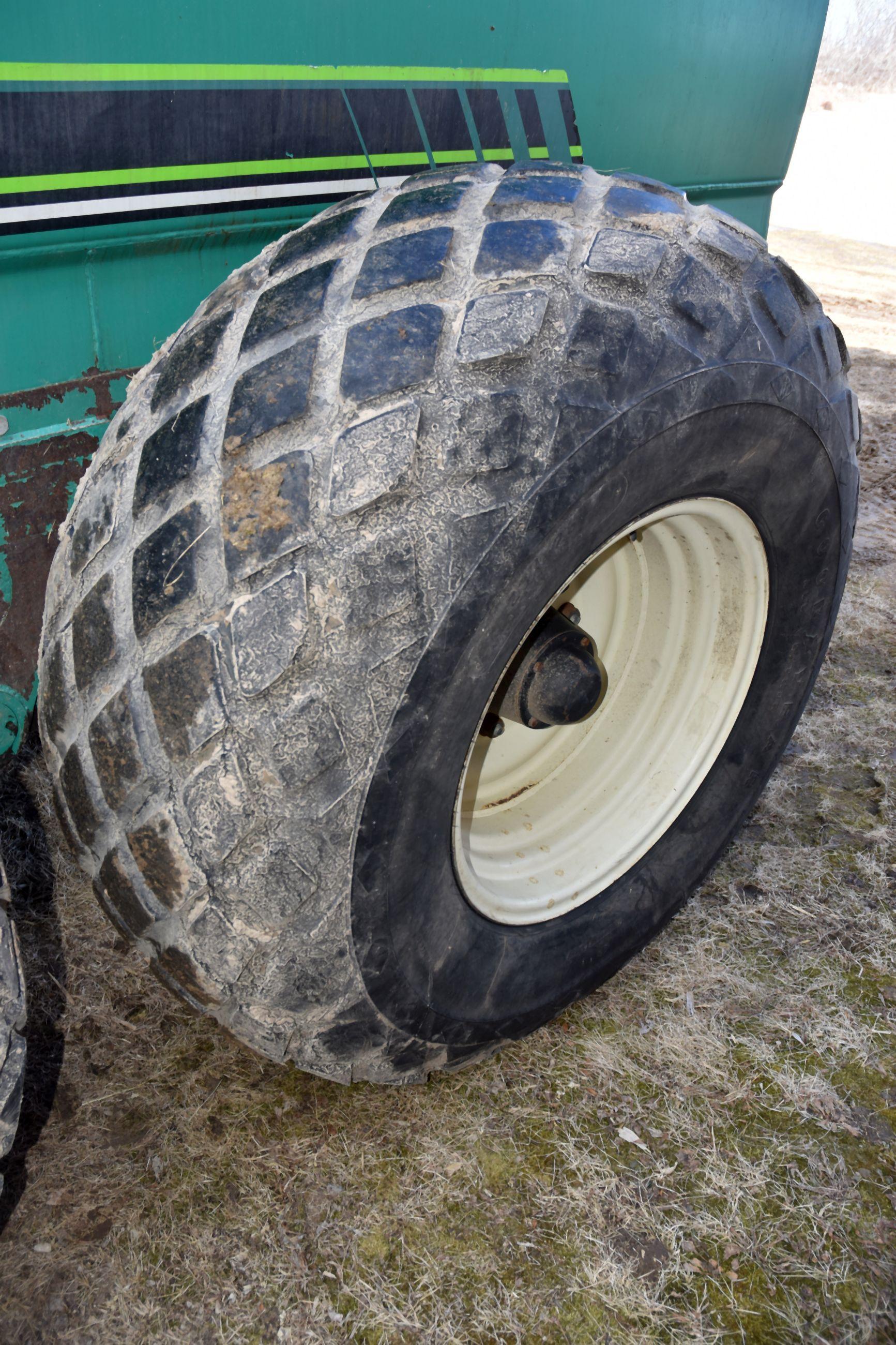 Houle Model EL-84-3000, 3,600 Gallon Manure Tank, 23.1x26 Diamond Tread Tires, Tandem Axle