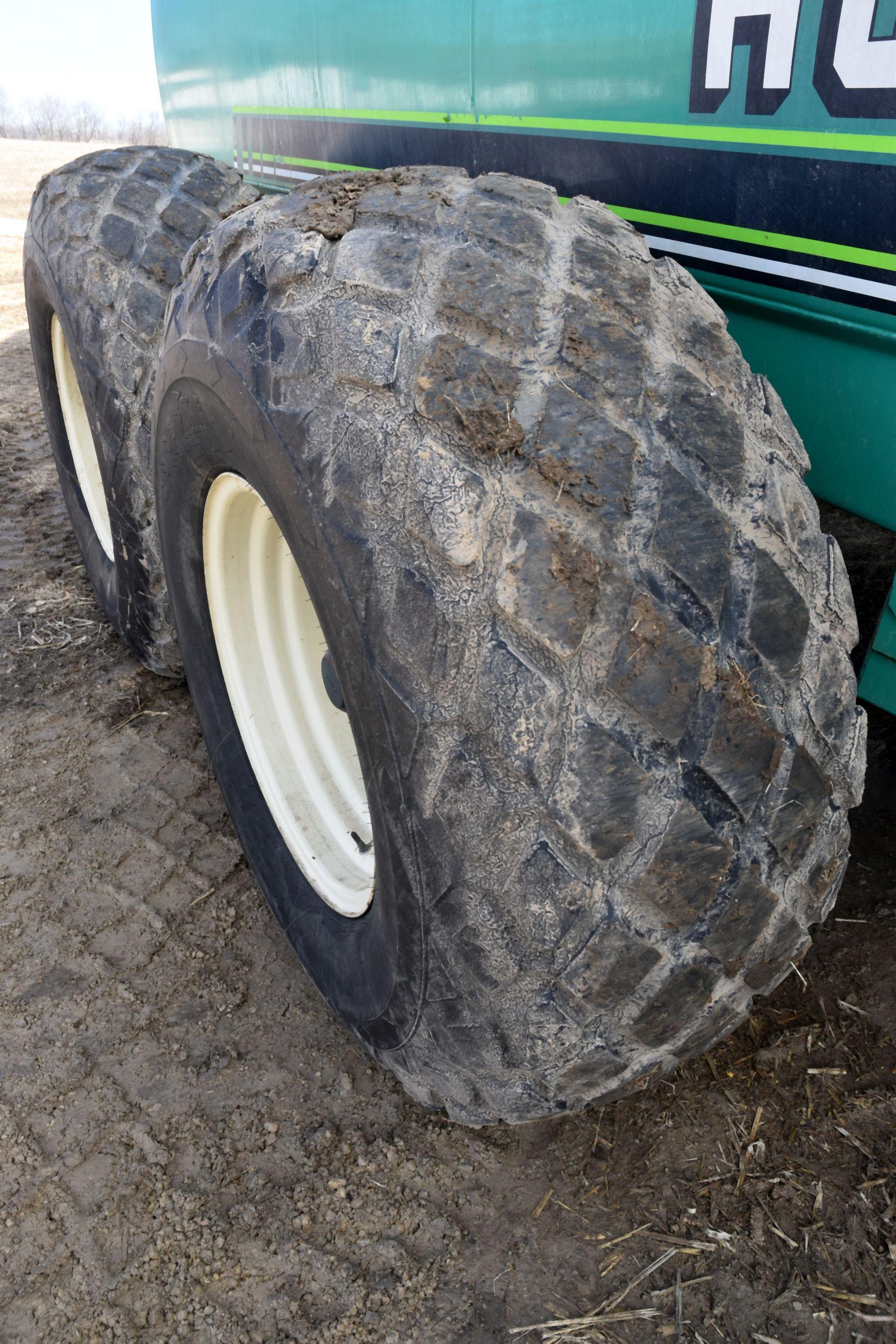 Houle Model EL-84-3000, 3,600 Gallon Manure Tank, 23.1x26 Diamond Tread Tires, Tandem Axle