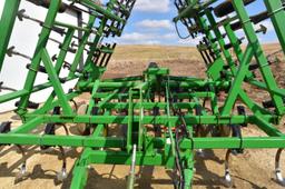 John Deere 980 Field Cultivator, 28.5’, Walking Tandems, 3 Bar Mulcher, Like New Condition, 12' Main