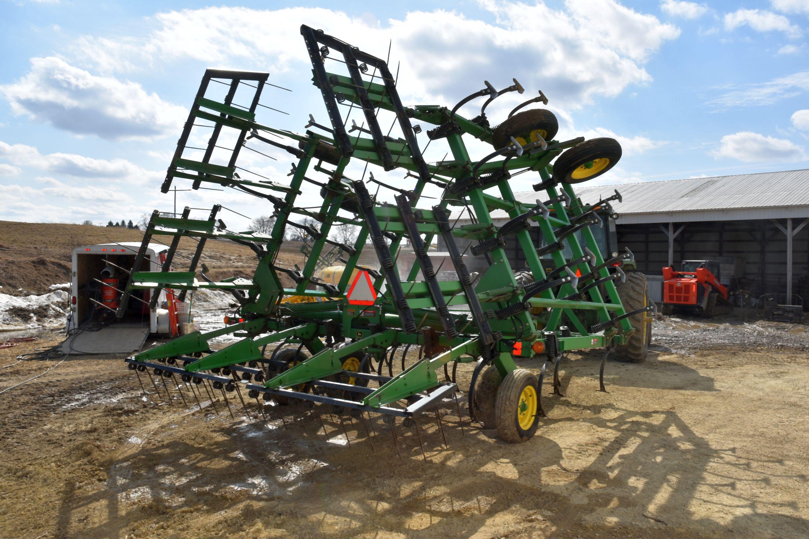 John Deere 980 Field Cultivator, 28.5’, Walking Tandems, 3 Bar Mulcher, Like New Condition, 12' Main