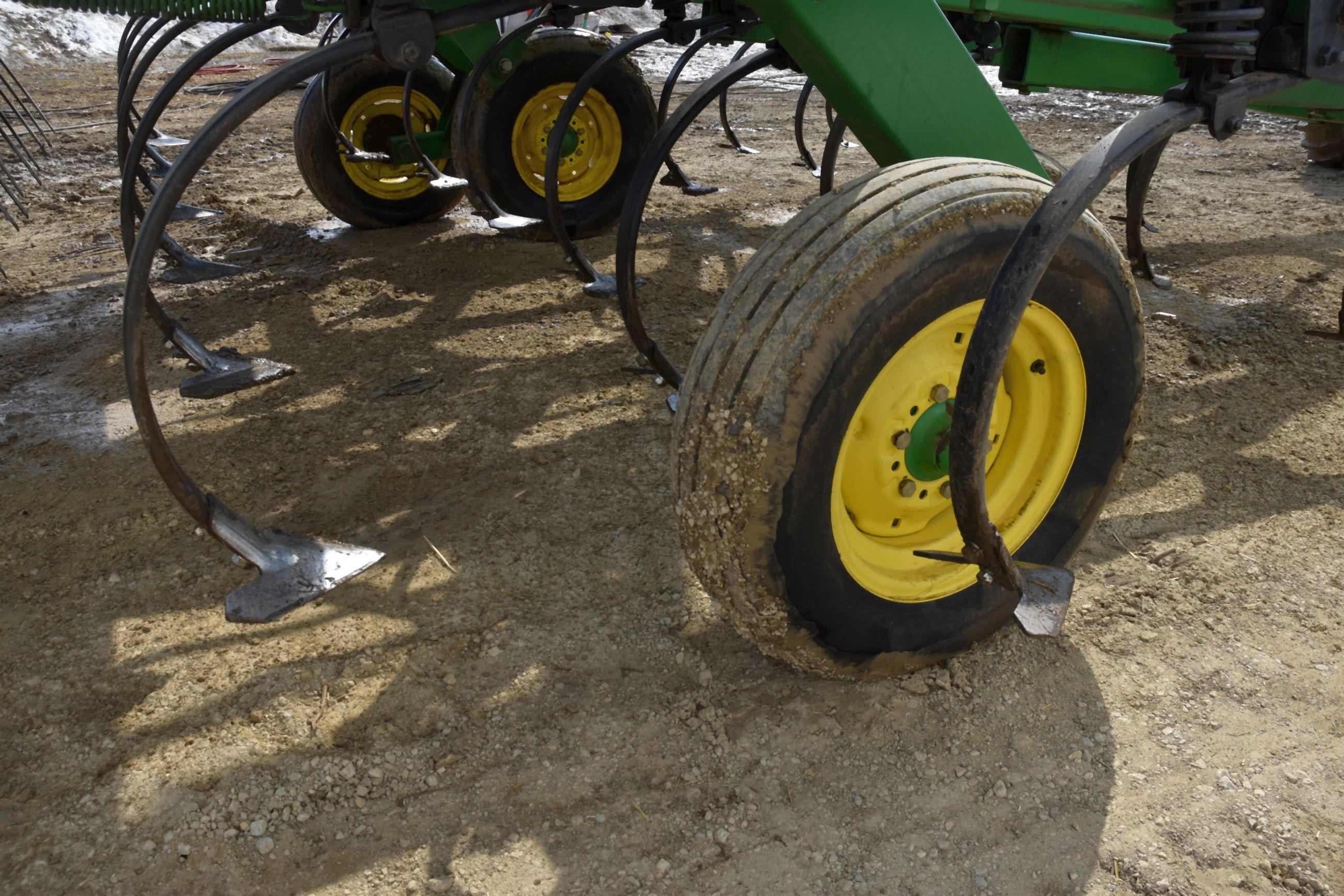 John Deere 980 Field Cultivator, 28.5’, Walking Tandems, 3 Bar Mulcher, Like New Condition, 12' Main