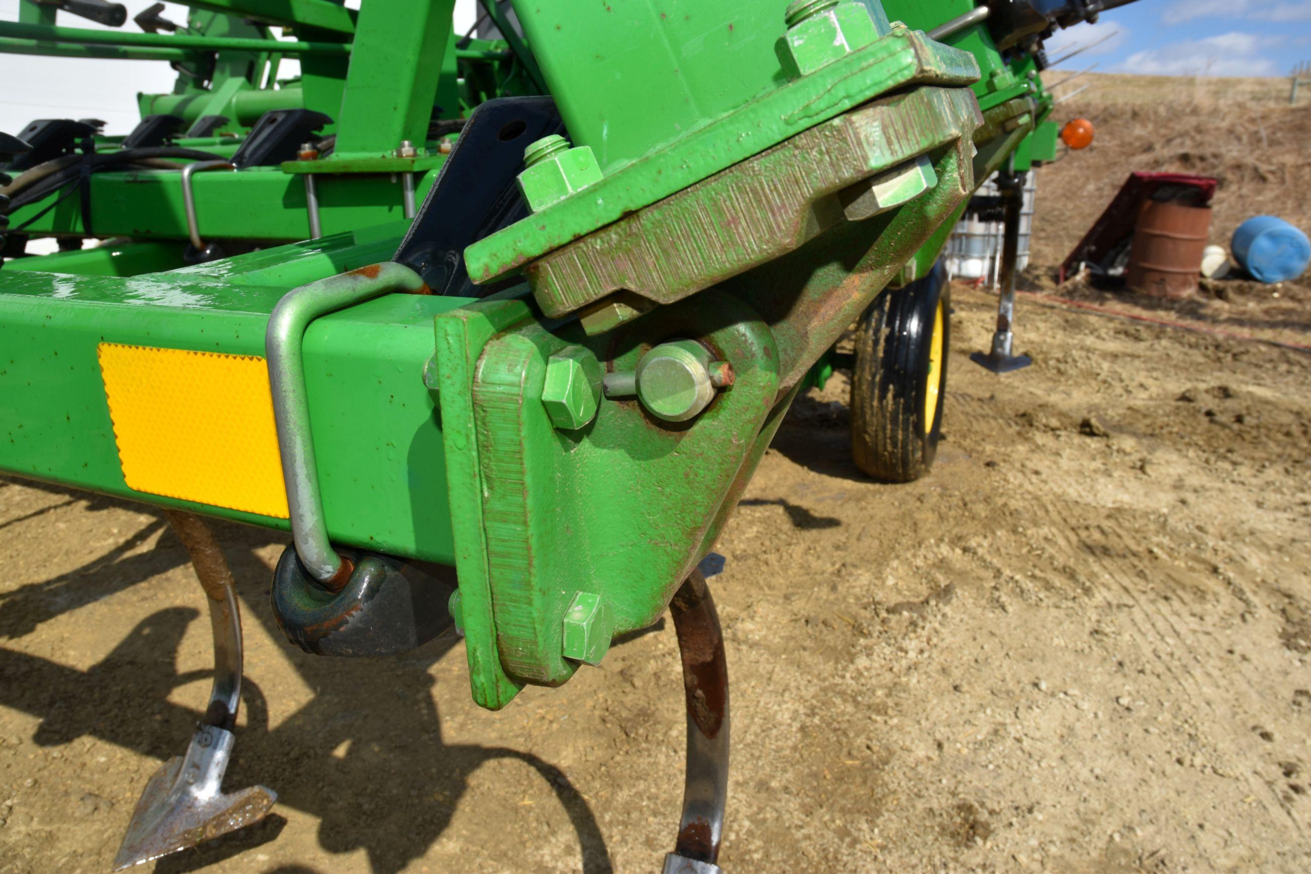 John Deere 980 Field Cultivator, 28.5’, Walking Tandems, 3 Bar Mulcher, Like New Condition, 12' Main