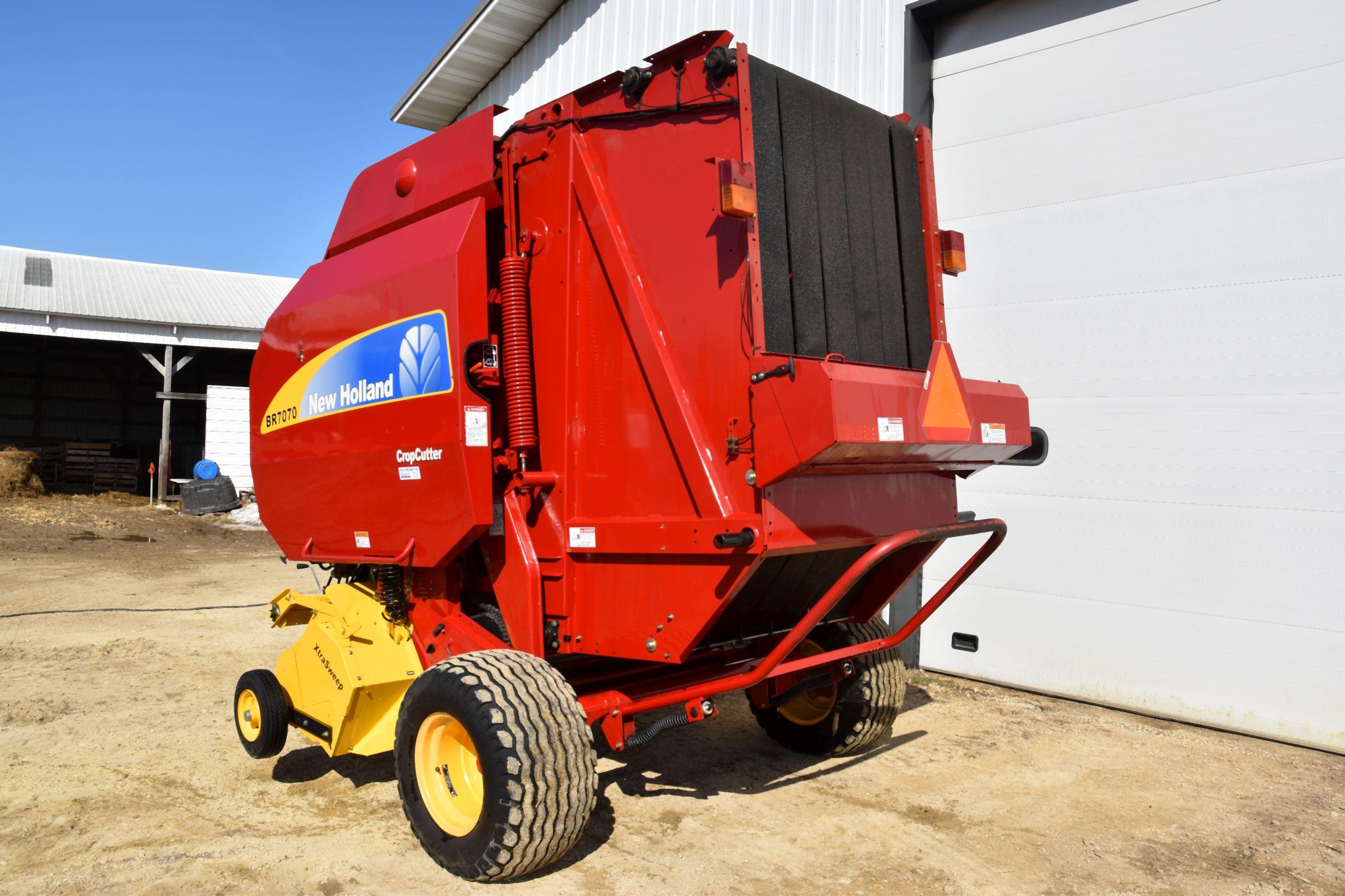 2013 New Holland BR7070 Round Baler, Crop Cutter, 3,905 Bales, Extra Sweep, Monitor, 4’x6’, Net Wrap