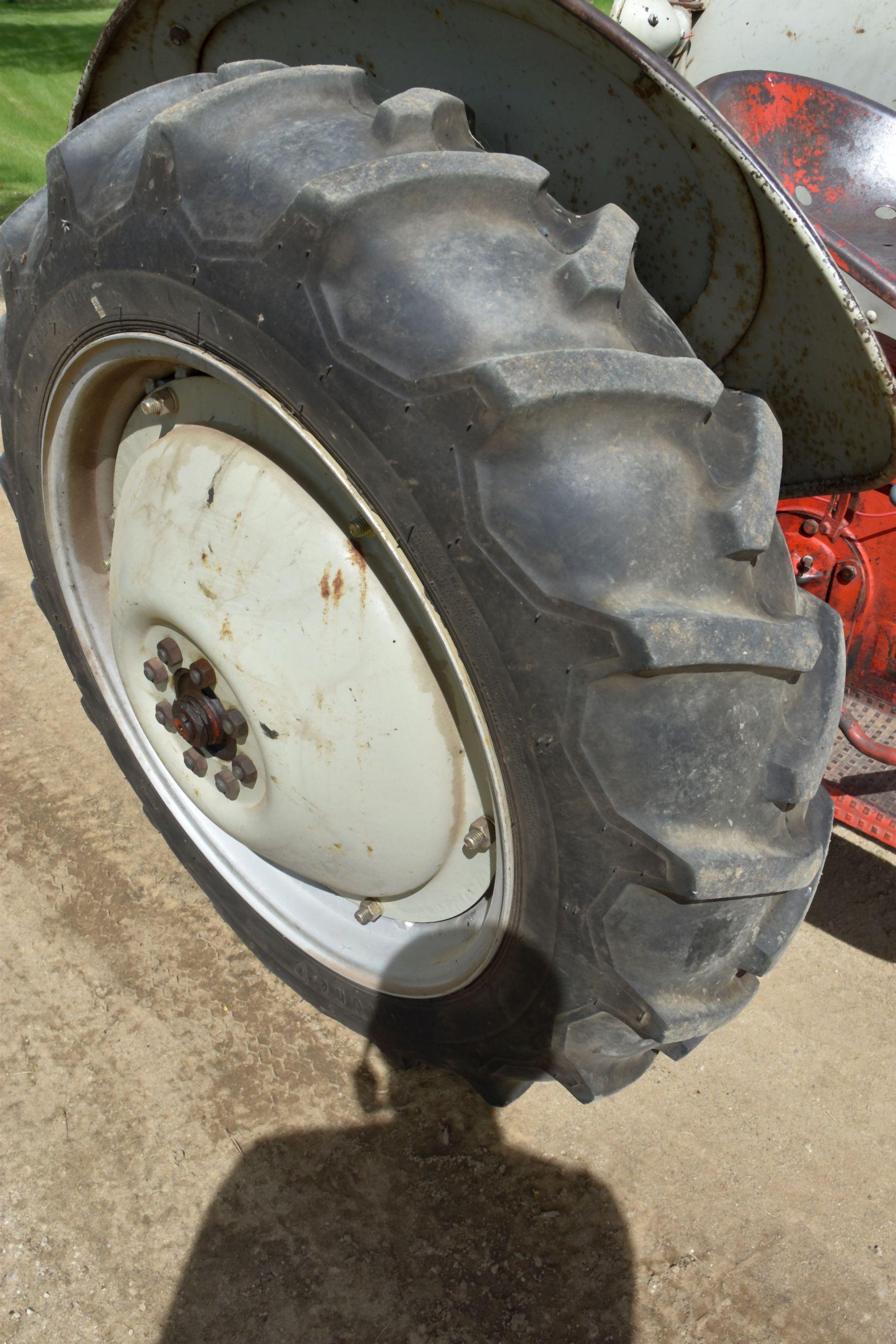 1952 Ford 8N Tractor, 3pt, Fenders, No Center Link, No Draw Bar, Runs Good, Front Grille Guard