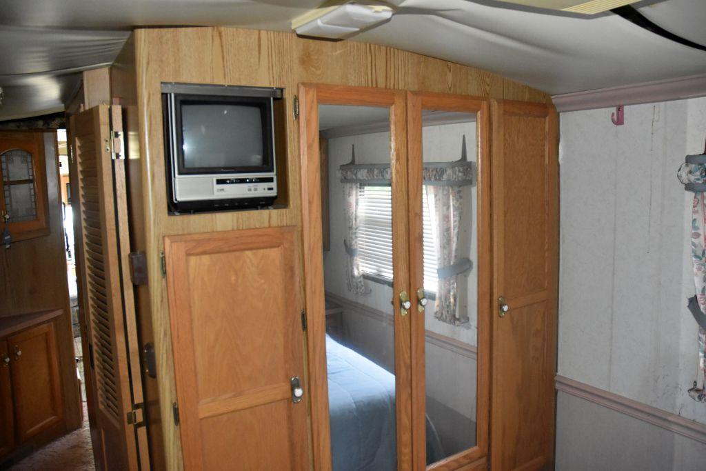 1990 Fleetwood Pace Arrow Model J Motor Home, 454 V8 Engine, Recently Replaced Engine, Tandem Axle,