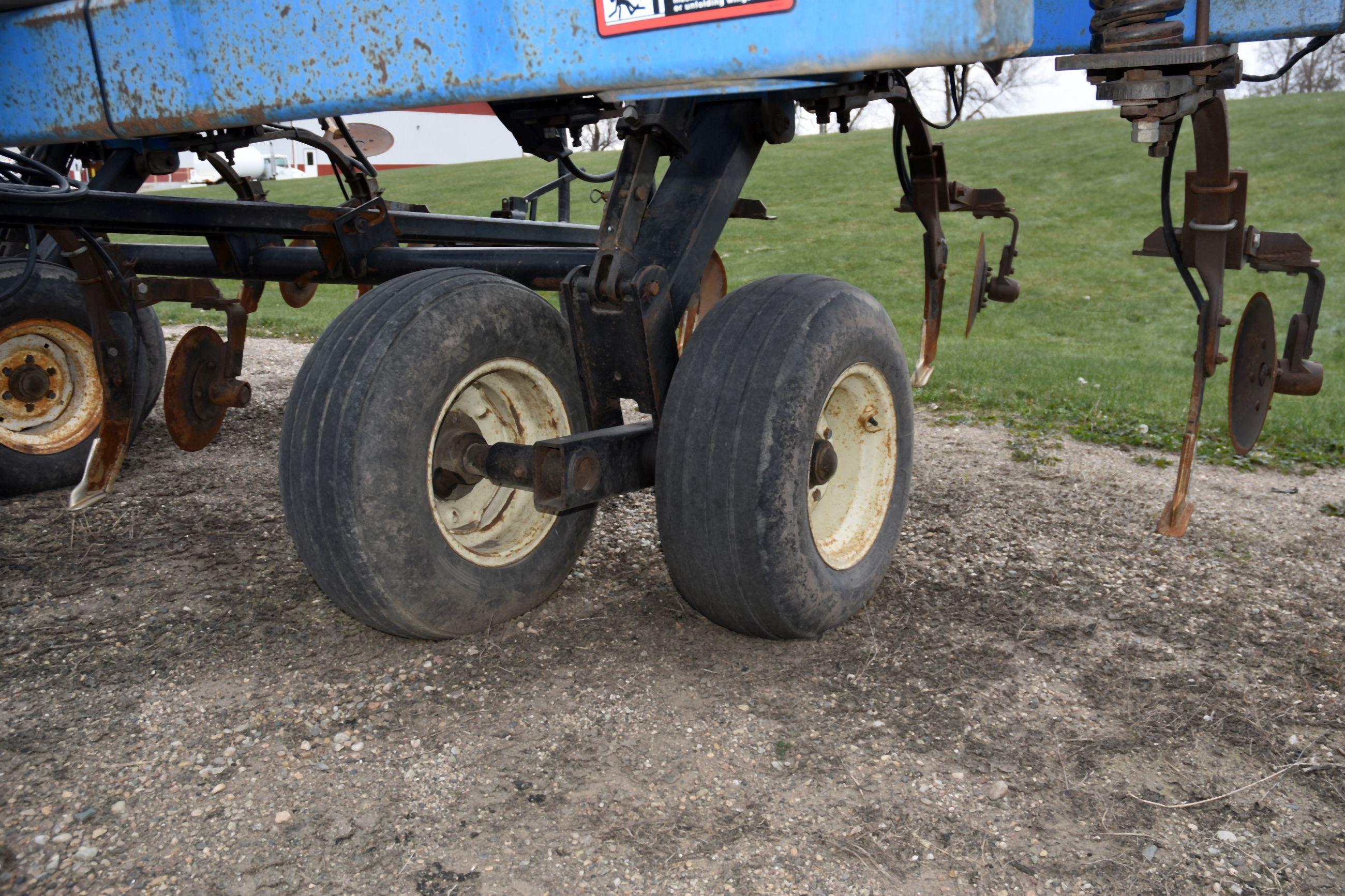 DMI Nutri-Placr 5300 Anhydrous Tool Bar, 52', 21 Knife, Raven NH3 Cooler With Raven 440 Monitor, Cov