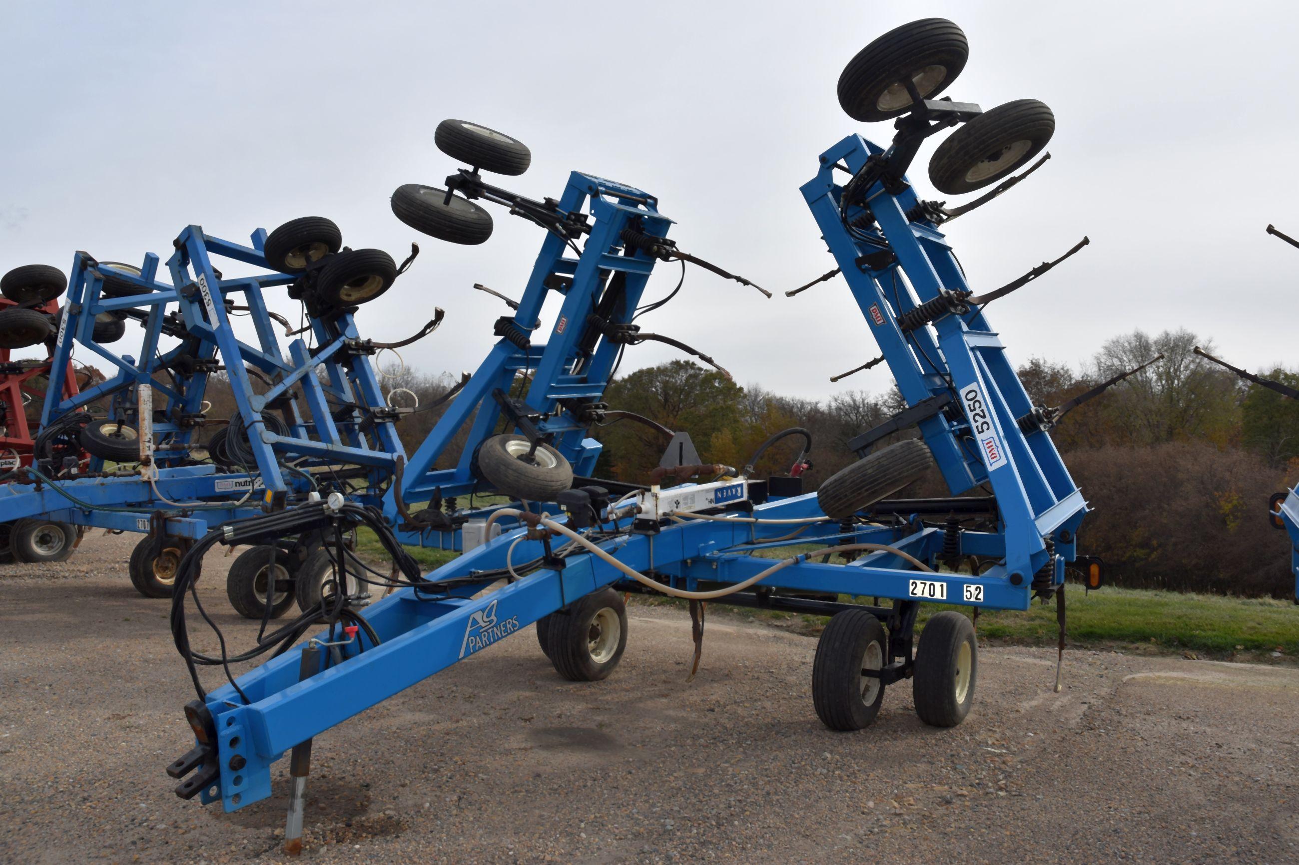 DMI Nutri-Placr 5250 Anhydrous Tool Bar, 52', 21 Knife, Raven NH3 Cooler With Raven 440 Monitor, Wal