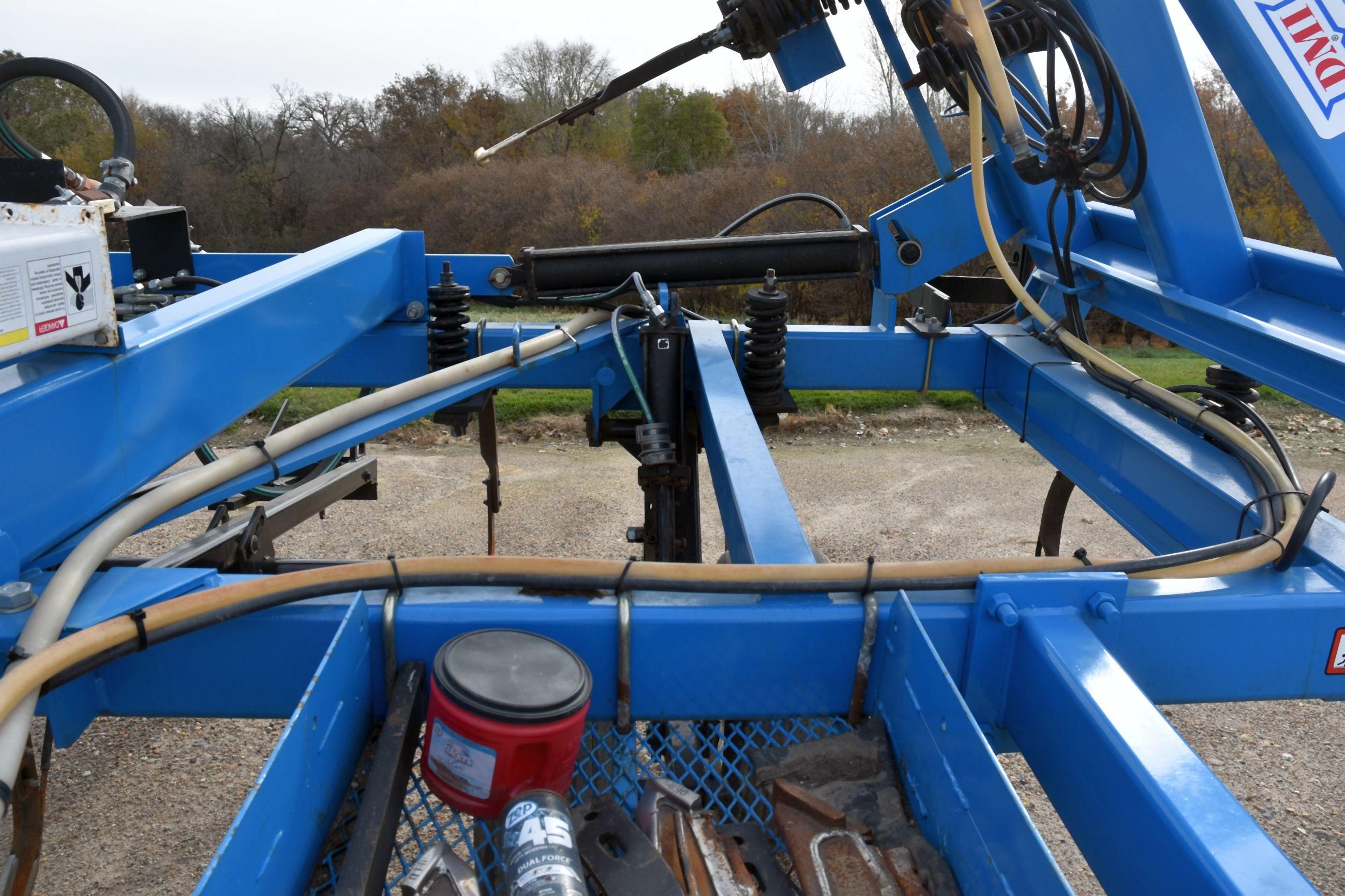 DMI Nutri-Placr 5250 Anhydrous Tool Bar, 42', 19 Knife, Raven NH3 Cooler With Raven 440 Monitor, Wal