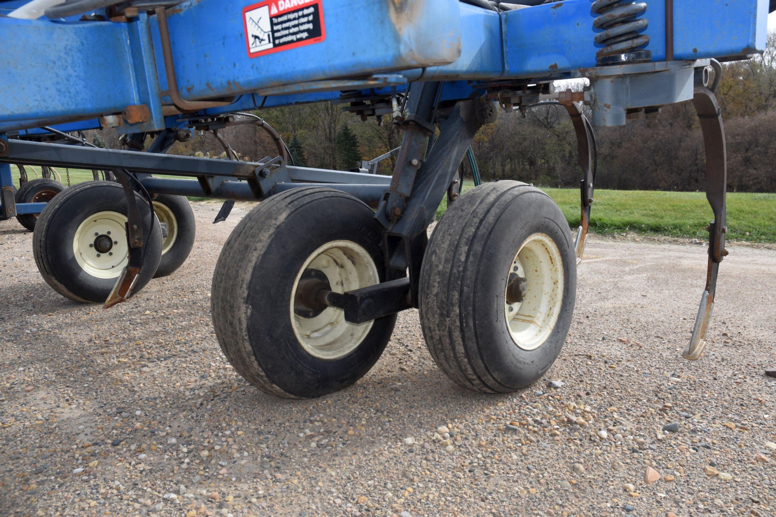 DMI Nutri-Placr 4300 Anhydrous Tool Bar, 37', 15 Knife, NH3 Cooler With Raven 440 Monitor, Walking T