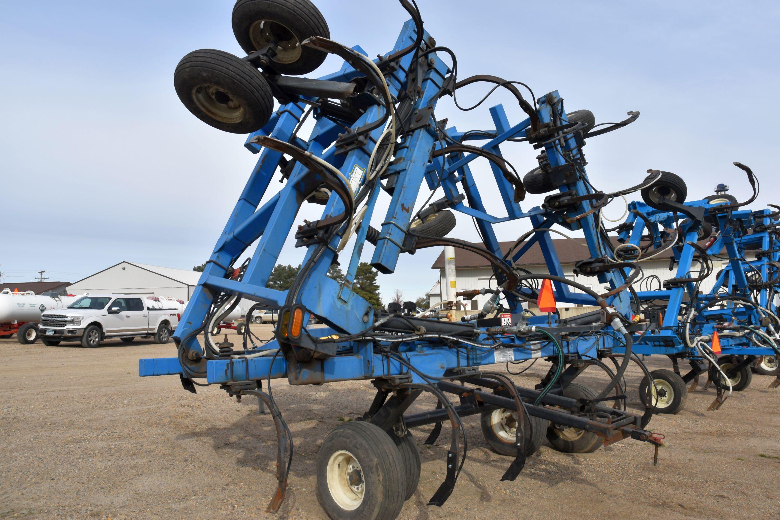 DMI Nutri-Placr 5300 Anhydrous Tool Bar, 40', 19 Knife, NH3 Cooler With Raven 440 Monitor, Walking T