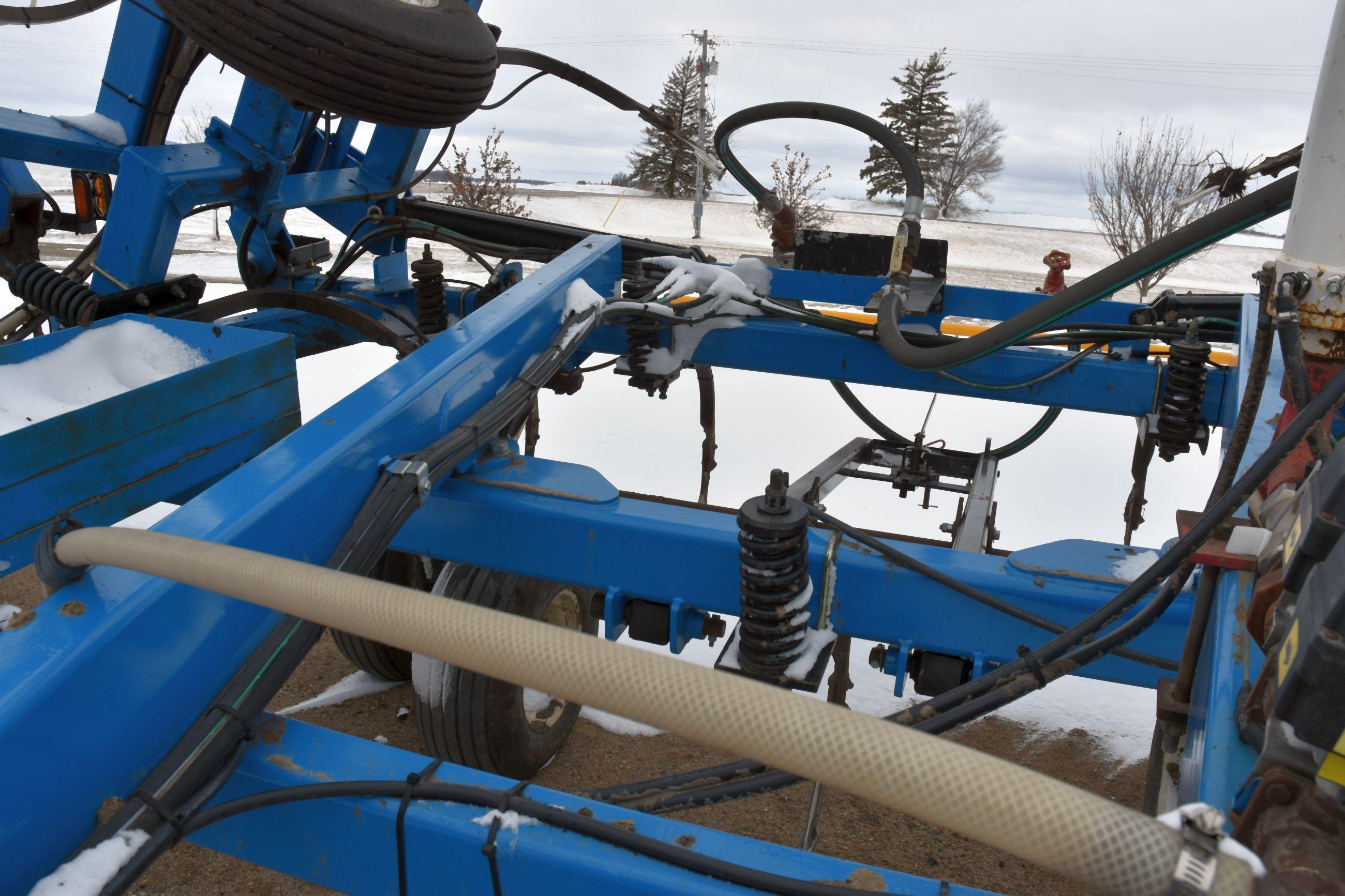 DMI Nutri-Placr 5300 Anhydrous Tool Bar, 52', 19 Shank, NH3 Cooler With Raven Monitor, Walking Tande