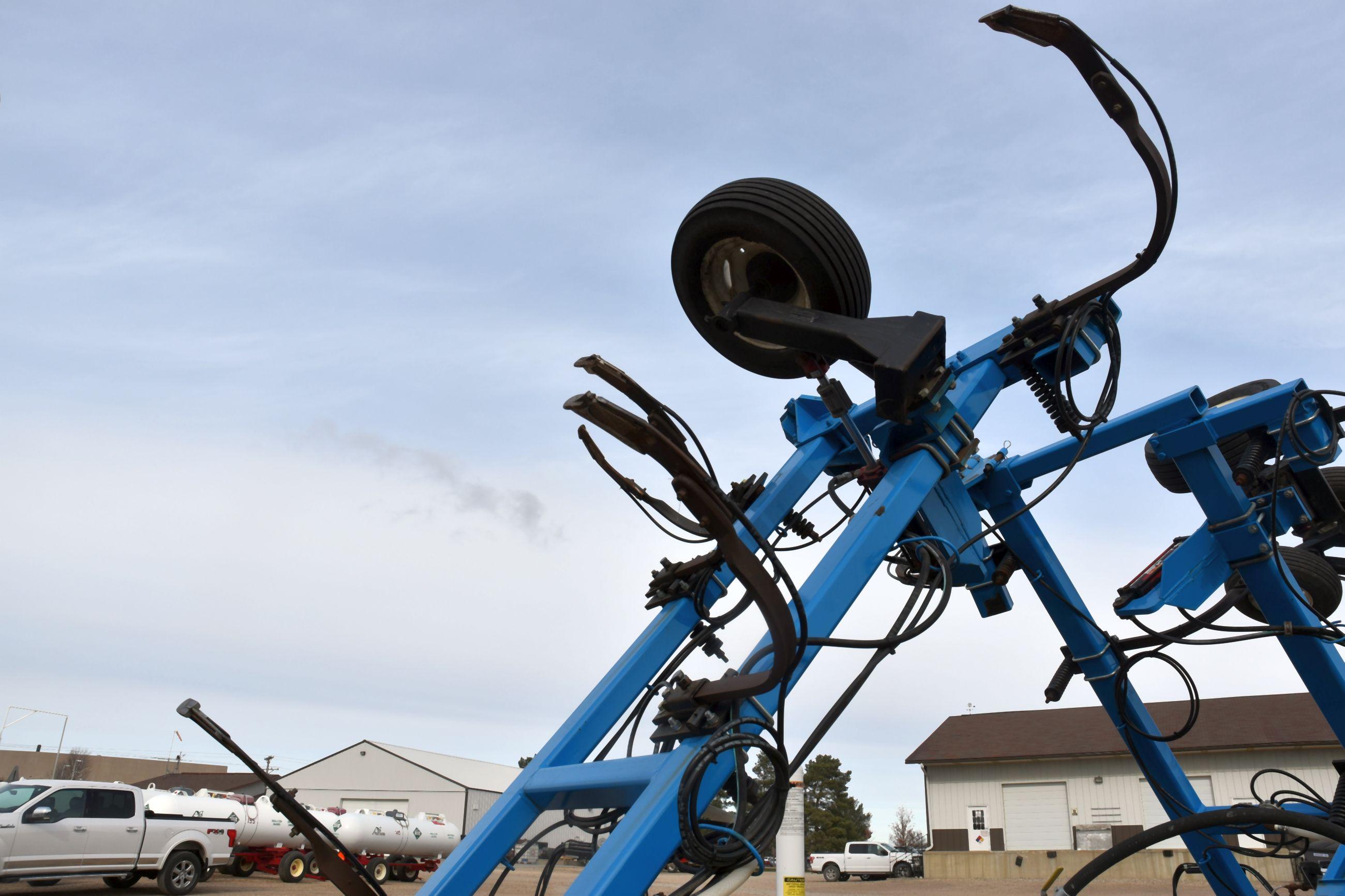 Blu-Jet Anhydrous Tool Bar, 37', 15 Knife, NH3 Cooler With Raven 440 Monitor, Single Wheels, Has Bee