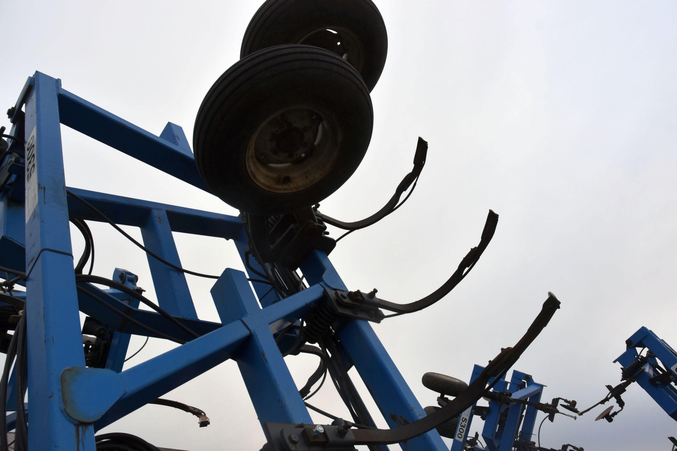 DMI Nutri-Placr 5300 Anhydrous Tool Bar, 42', 17 Knife, Ground Driven Control Cooler, Walking Tandem