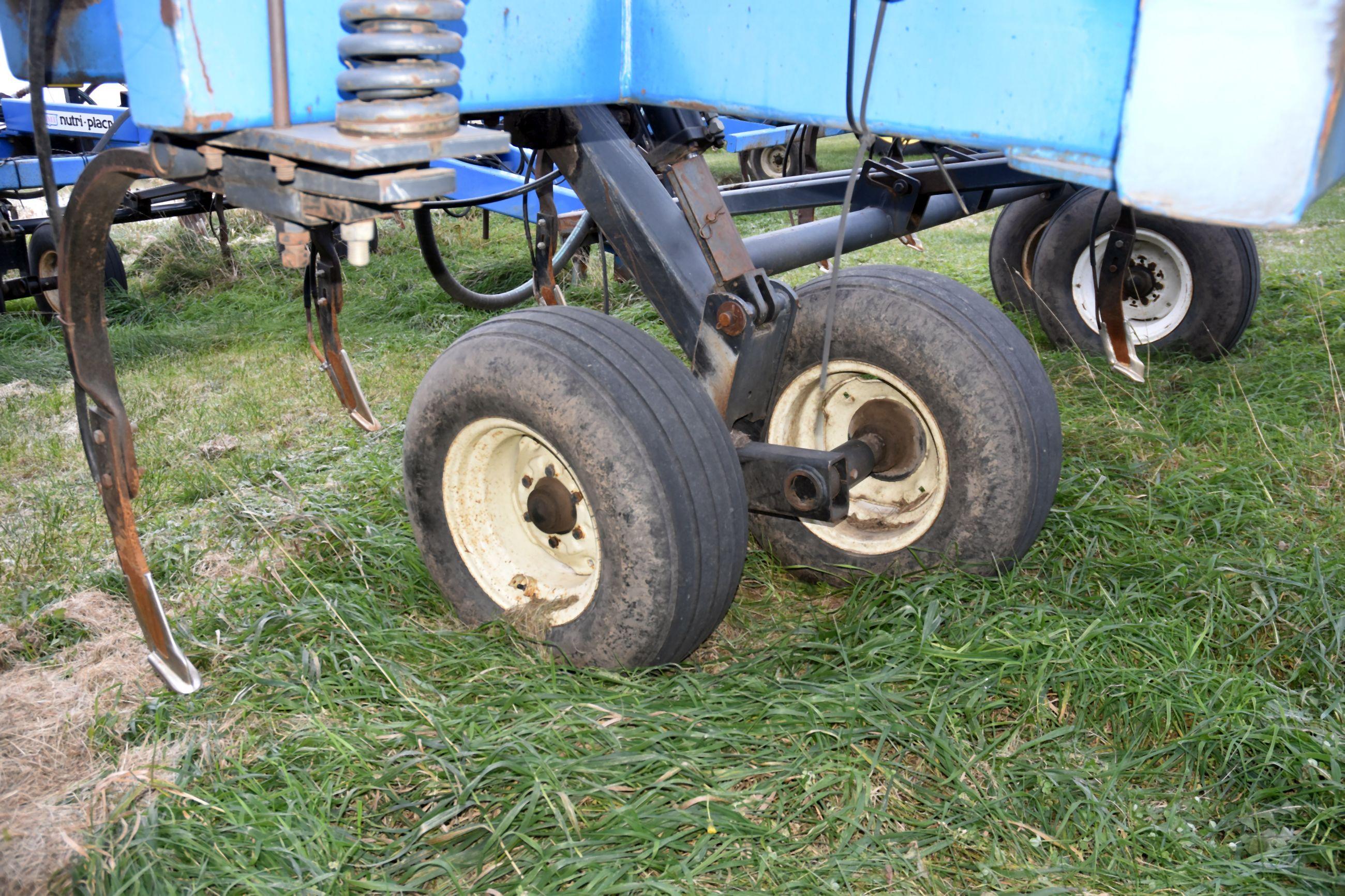 DMI Nutri-Placr 5300 Anhydrous Tool Bar, 42', 17 Knife, Ground Driven Control Cooler, Walking Tandem