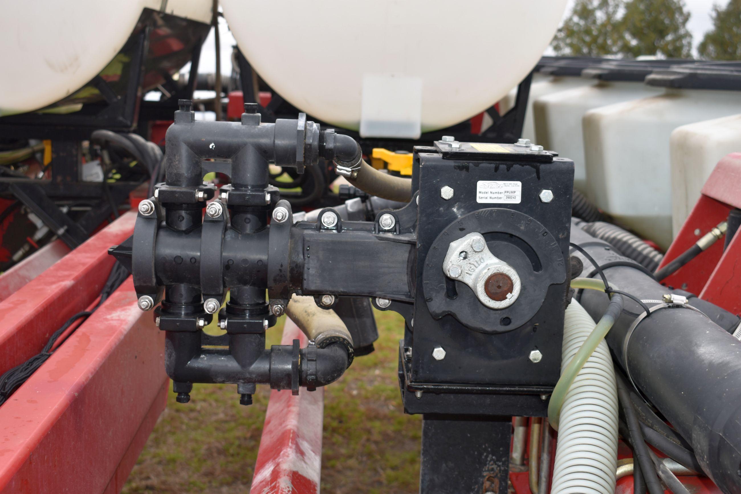 2004 White 8180 Planter 16R30 Liquid Fert 2-300 Gal Tanks, Quick Fill, Red Ball Valves, 3 Bushel See