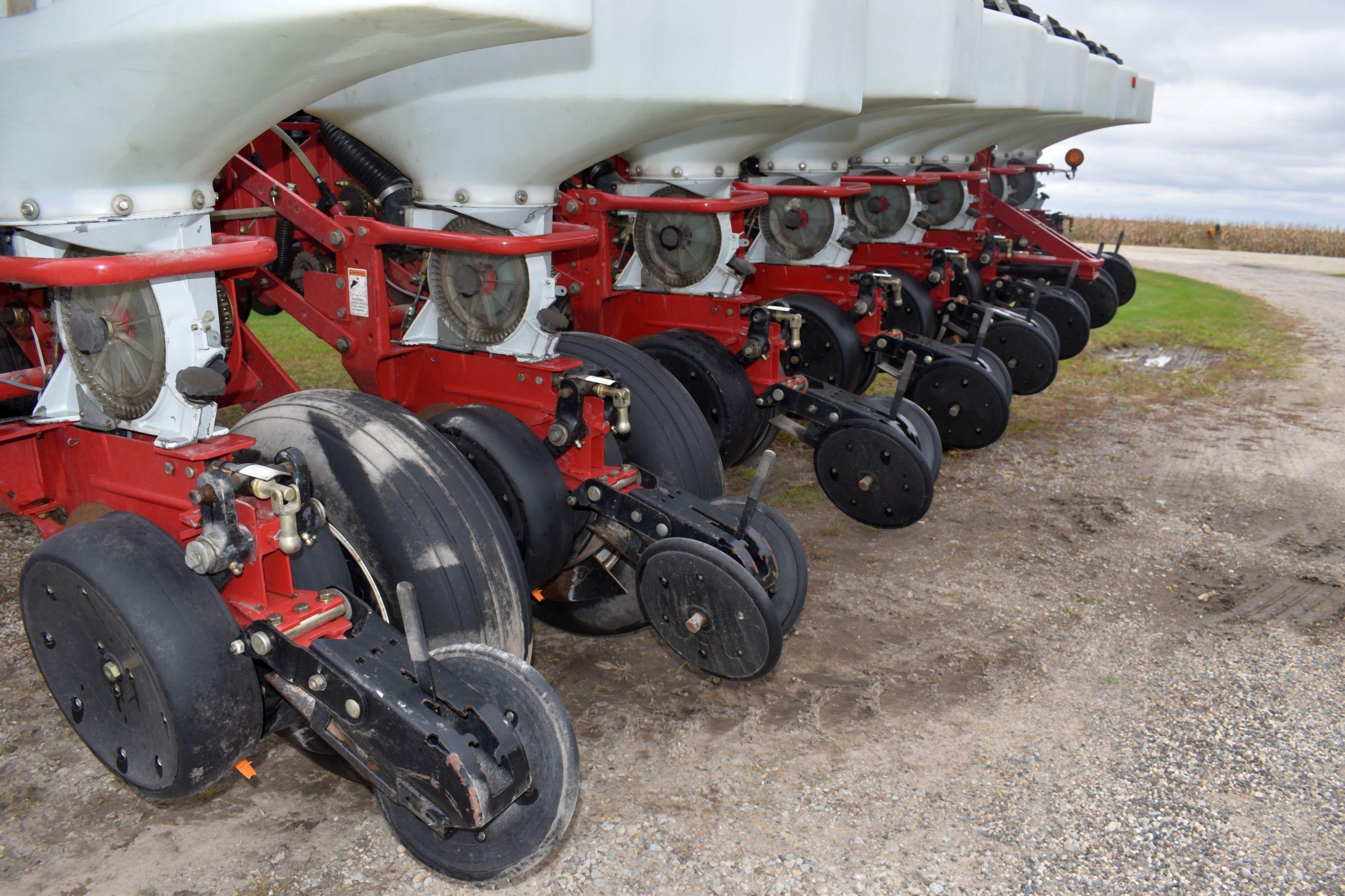 2004 White 8180 Planter 16R30 Liquid Fert 2-300 Gal Tanks, Quick Fill, Red Ball Valves, 3 Bushel See