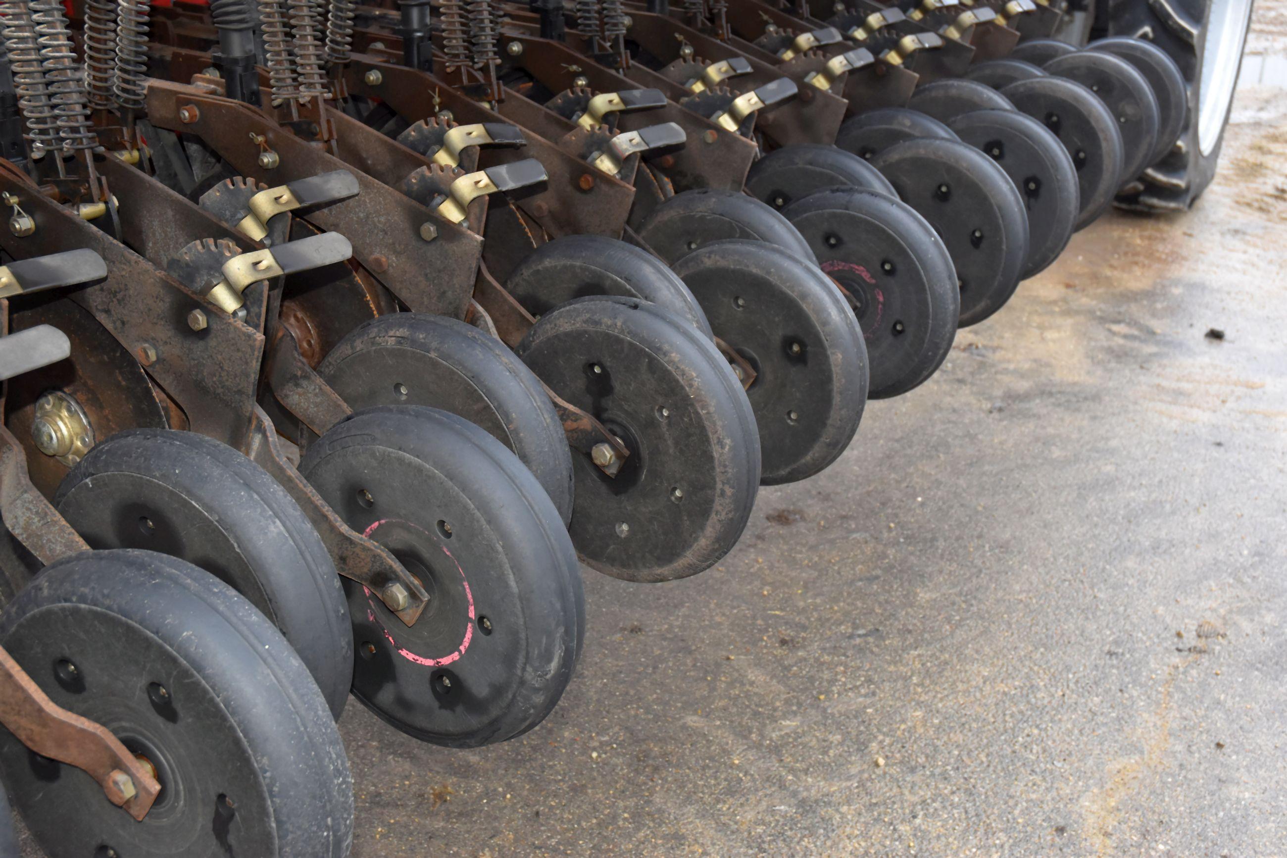 Case IH 5500 Mulch Till Drill, 30’ Front Fold, 6.5” Spacings, Press Wheel, 4 Wheel Transport, Marker